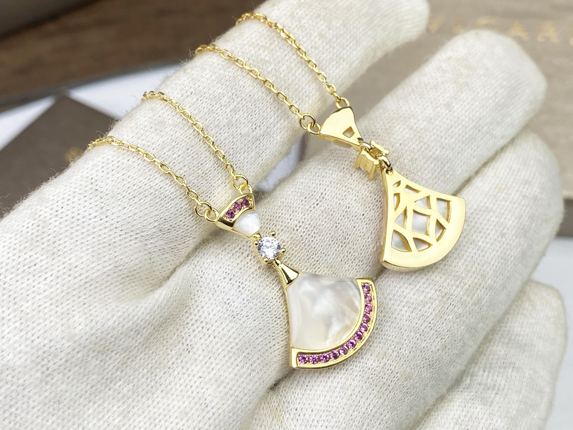 Bvlgari BVLGARI 宝格丽七夕节裙子项链 粉钻白贝母小裙子项链到货 小女心爆棚人气旺盛