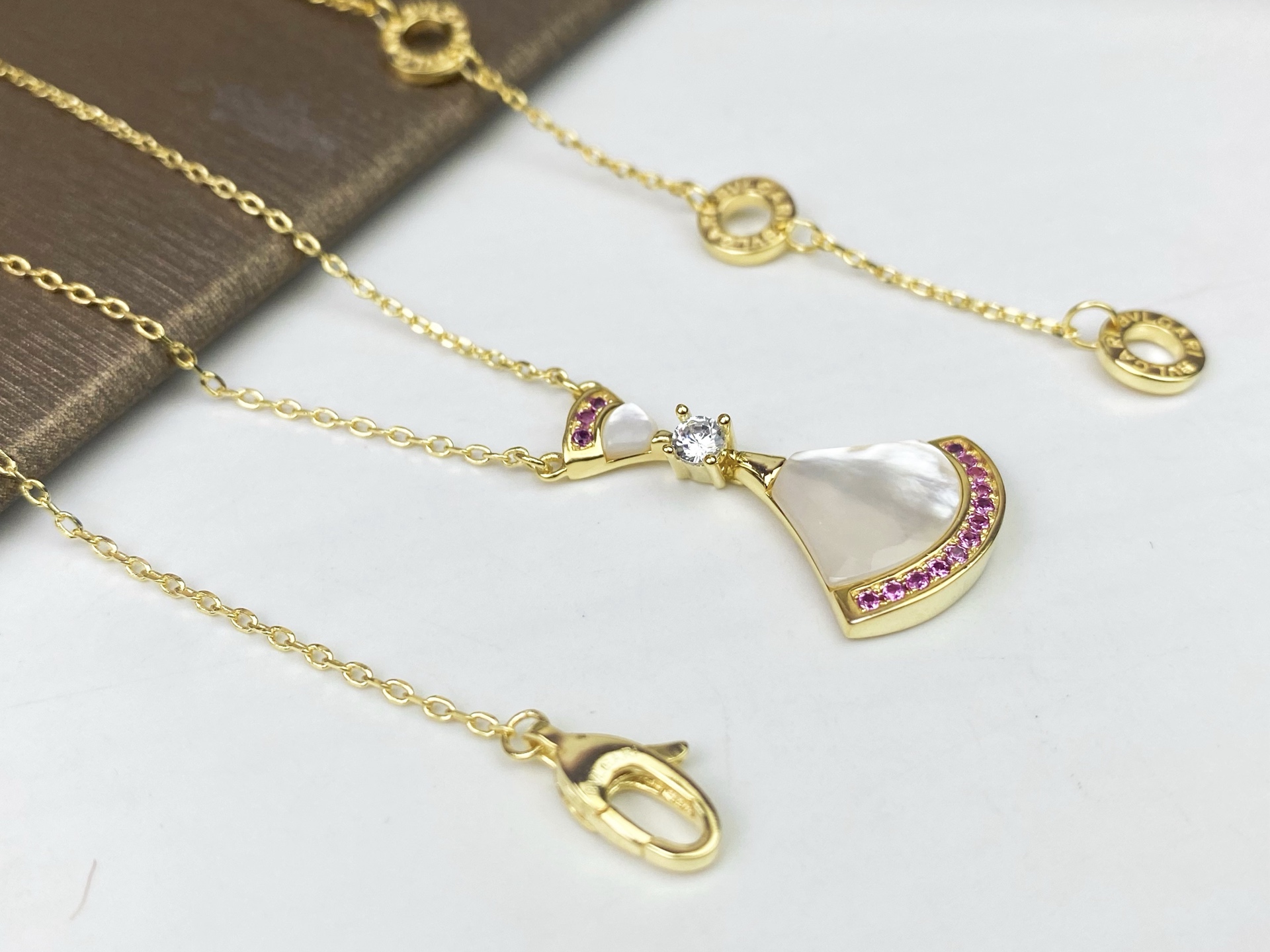 Bvlgari BVLGARI 宝格丽七夕节裙子项链 粉钻白贝母小裙子项链到货 小女心爆棚人气旺盛