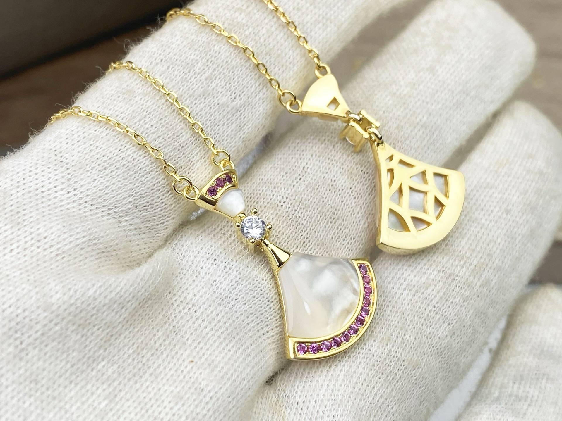 Bvlgari BVLGARI 宝格丽七夕节裙子项链 粉钻白贝母小裙子项链到货 小女心爆棚人气旺盛