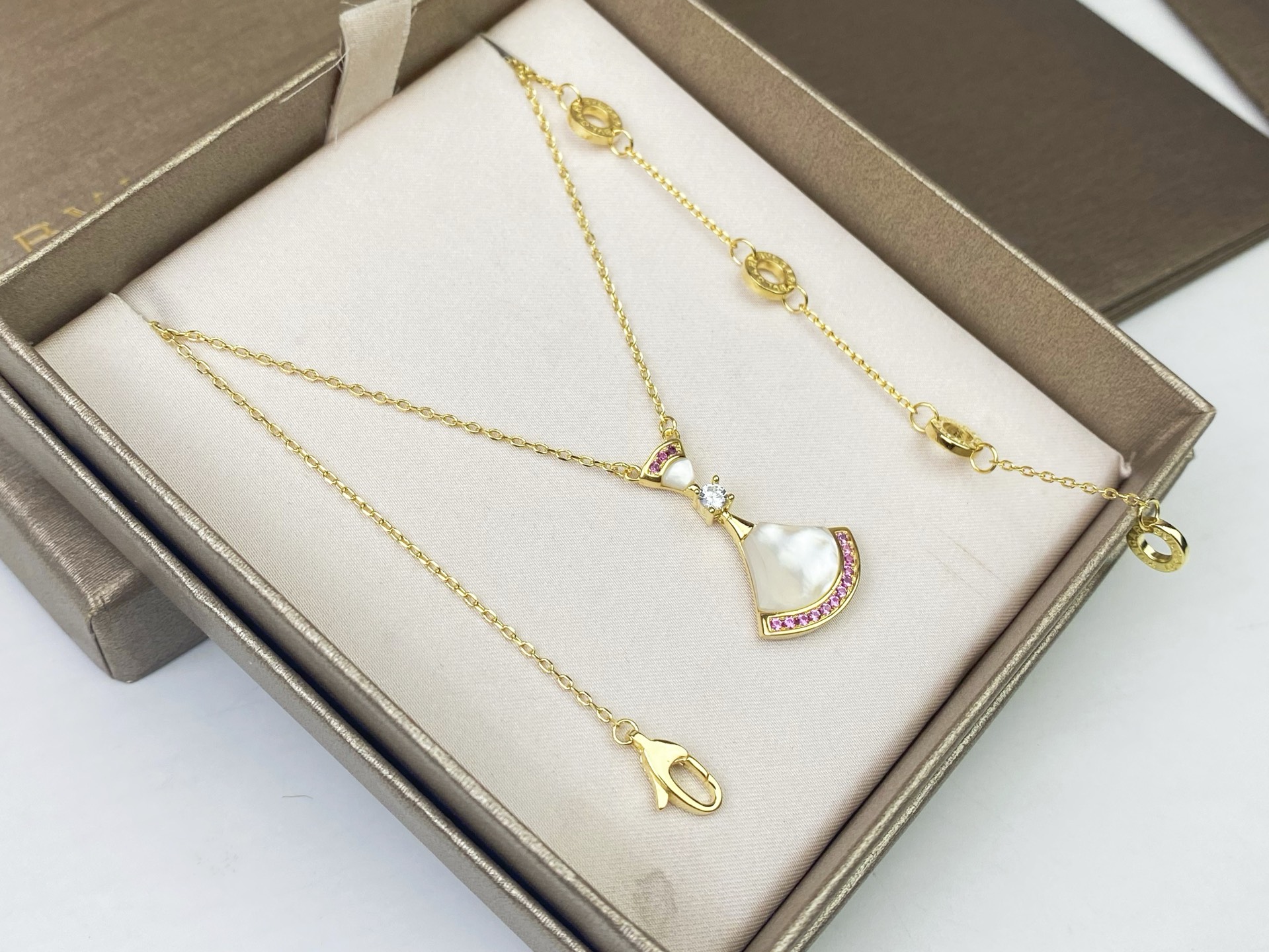 Bvlgari BVLGARI 宝格丽七夕节裙子项链 粉钻白贝母小裙子项链到货 小女心爆棚人气旺盛