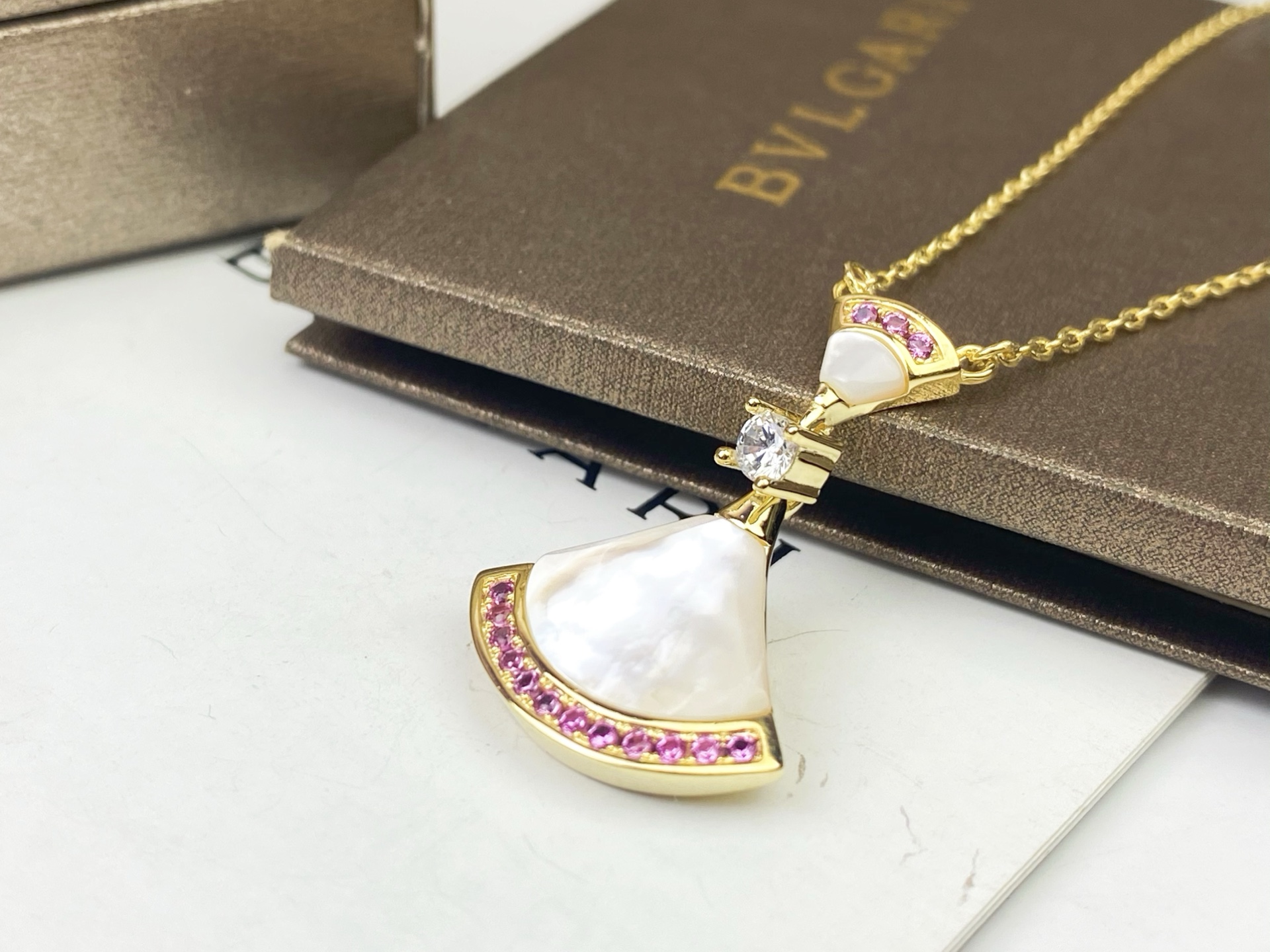 Bvlgari BVLGARI 宝格丽七夕节裙子项链 粉钻白贝母小裙子项链到货 小女心爆棚人气旺盛