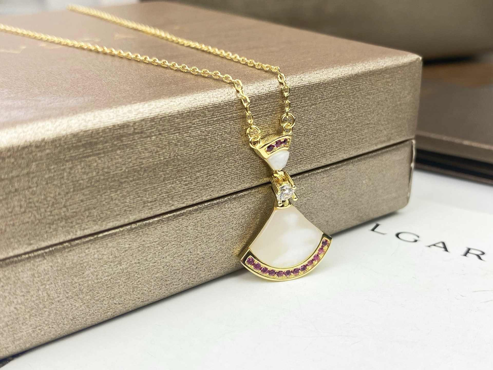 Bvlgari BVLGARI 宝格丽七夕节裙子项链 粉钻白贝母小裙子项链到货 小女心爆棚人气旺盛