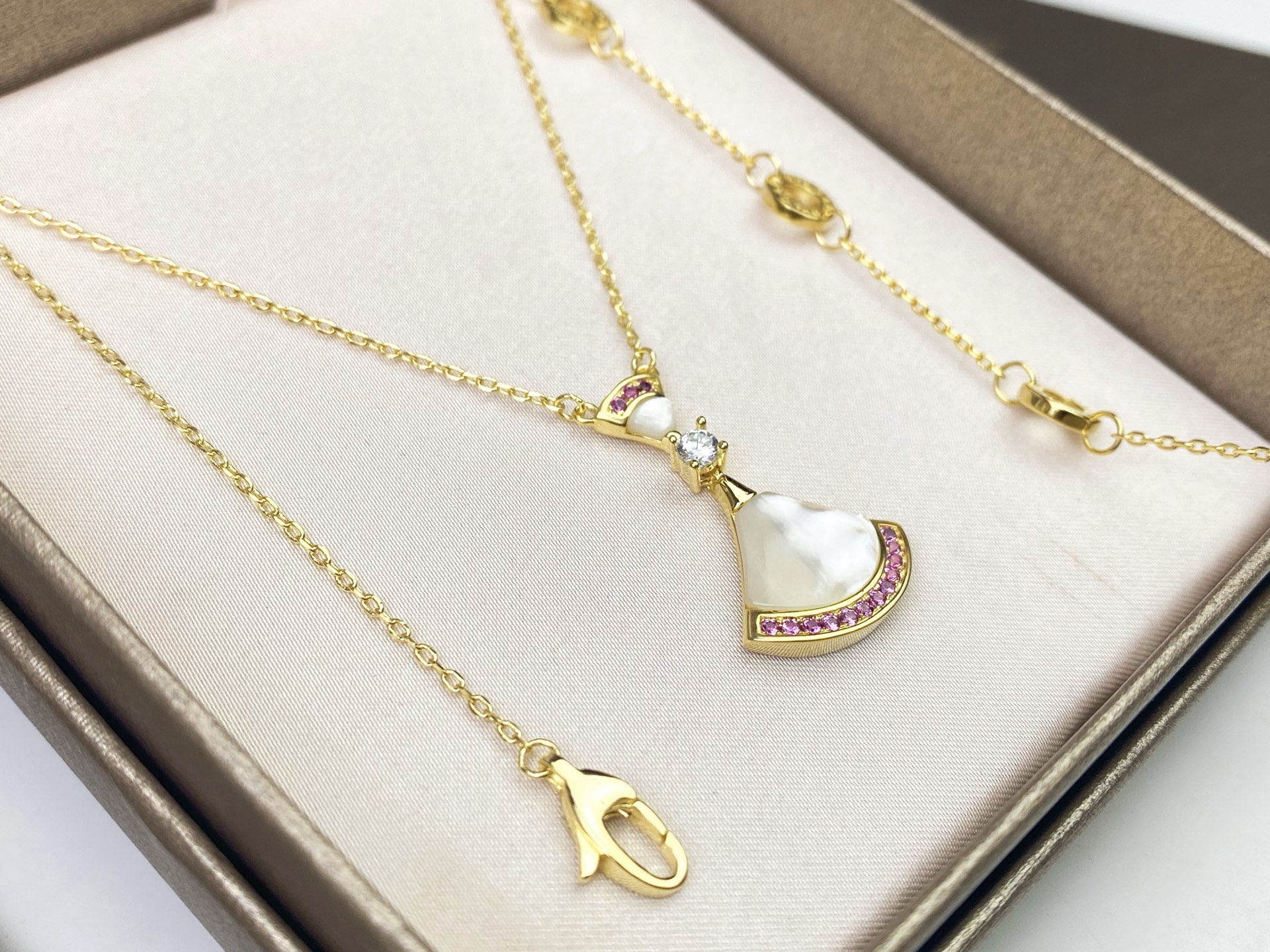 Bvlgari BVLGARI 宝格丽七夕节裙子项链 粉钻白贝母小裙子项链到货 小女心爆棚人气旺盛