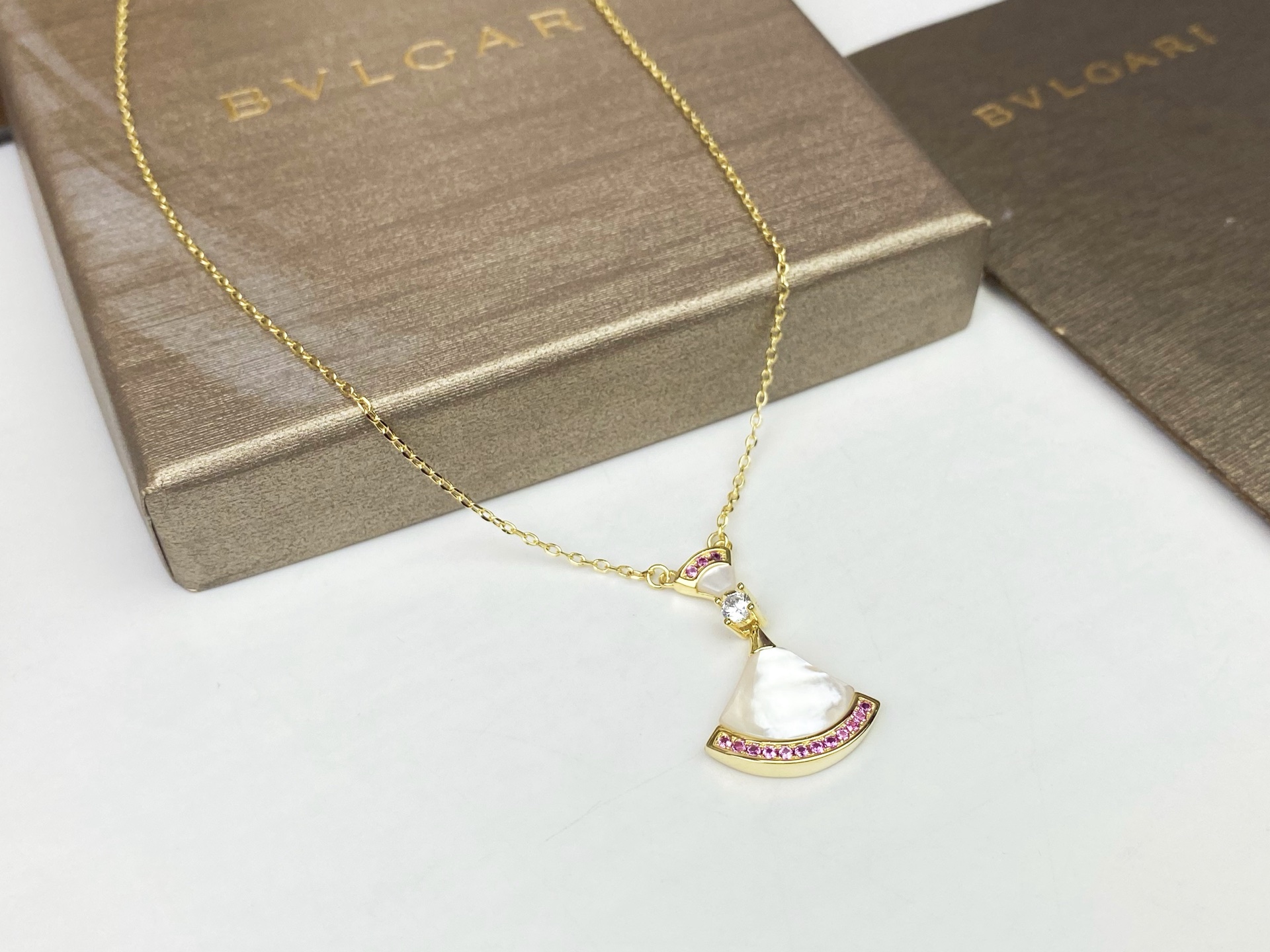 Bvlgari BVLGARI 宝格丽七夕节裙子项链 粉钻白贝母小裙子项链到货 小女心爆棚人气旺盛