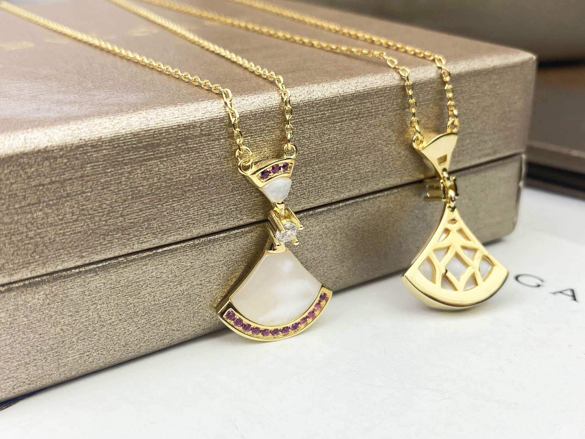 Bvlgari BVLGARI 宝格丽七夕节裙子项链 粉钻白贝母小裙子项链到货 小女心爆棚人气旺盛