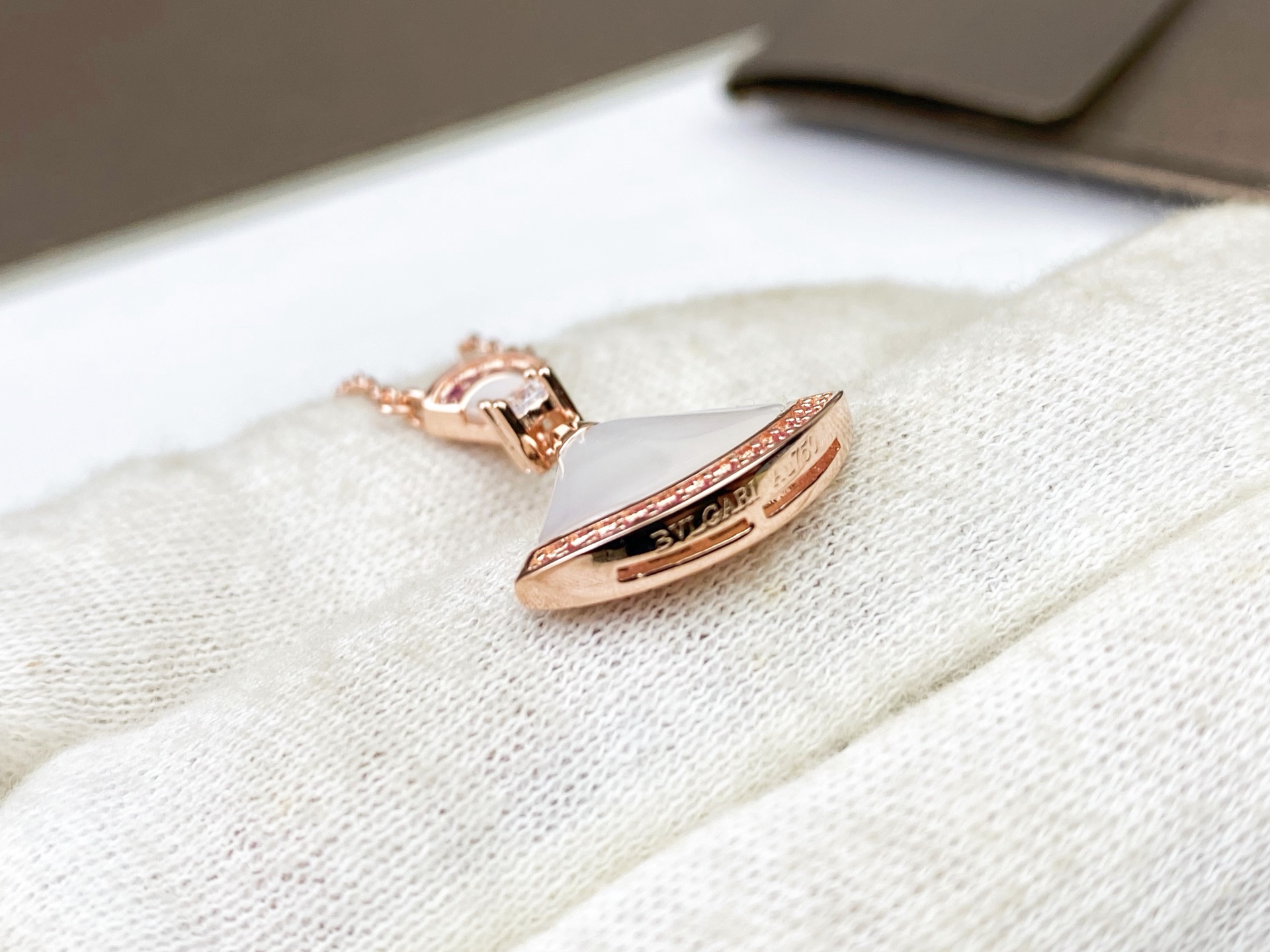 BVLGARI 宝格丽七夕节裙子项链。。粉钻白贝母小裙子项链到货[强][强]小女心爆棚人气旺盛🧡💚💜❤️