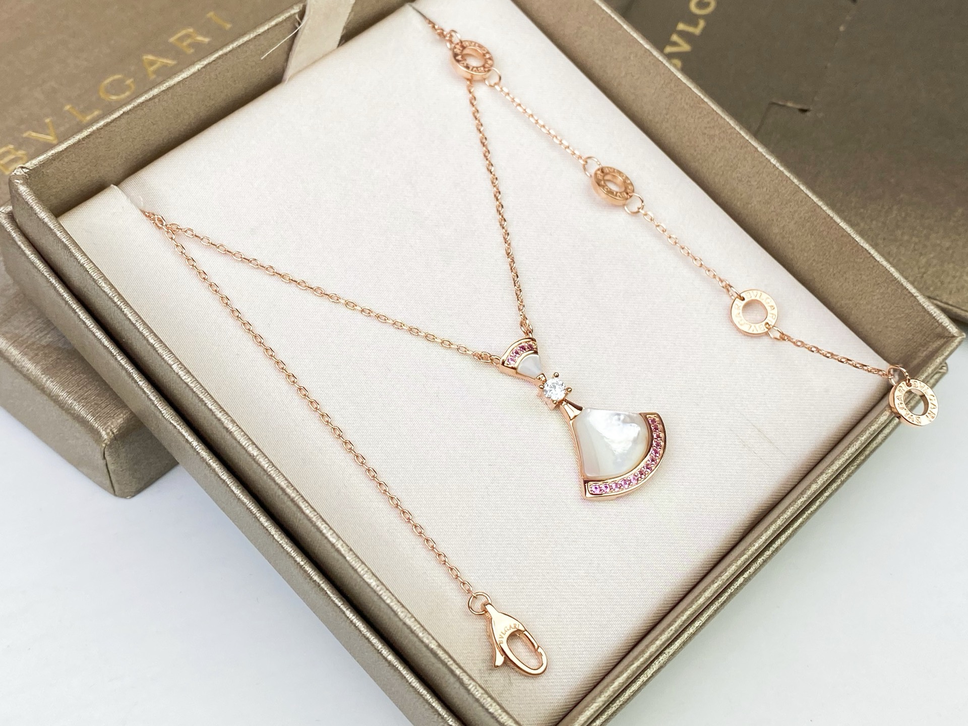 BVLGARI 宝格丽七夕节裙子项链。。粉钻白贝母小裙子项链到货[强][强]小女心爆棚人气旺盛🧡💚💜❤️