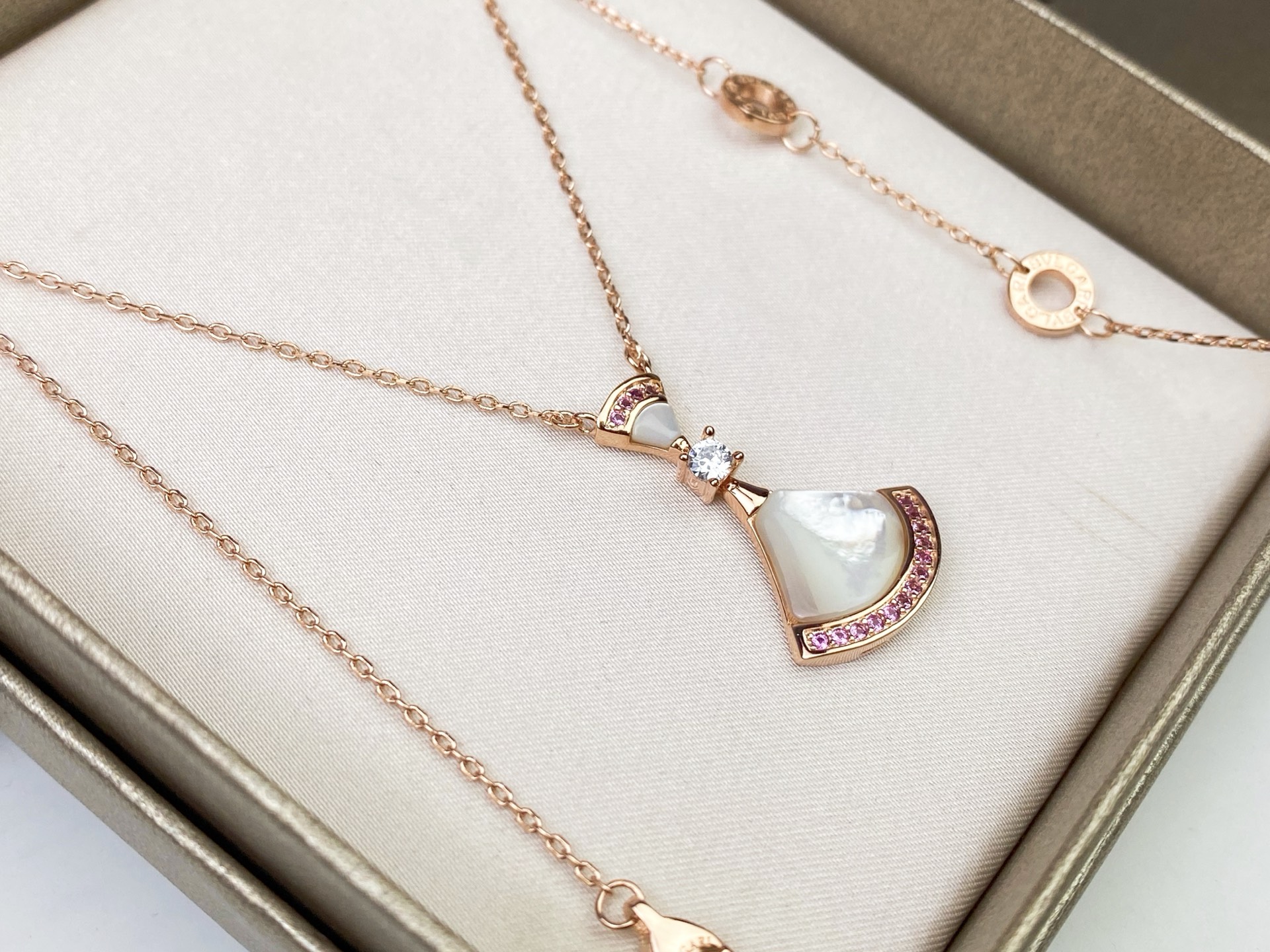 BVLGARI 宝格丽七夕节裙子项链。。粉钻白贝母小裙子项链到货[强][强]小女心爆棚人气旺盛🧡💚💜❤️