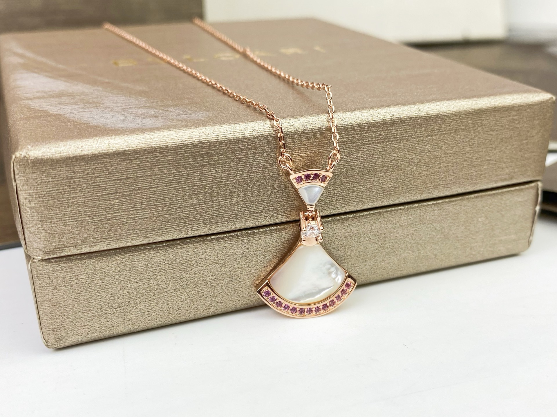 BVLGARI 宝格丽七夕节裙子项链。。粉钻白贝母小裙子项链到货[强][强]小女心爆棚人气旺盛🧡💚💜❤️