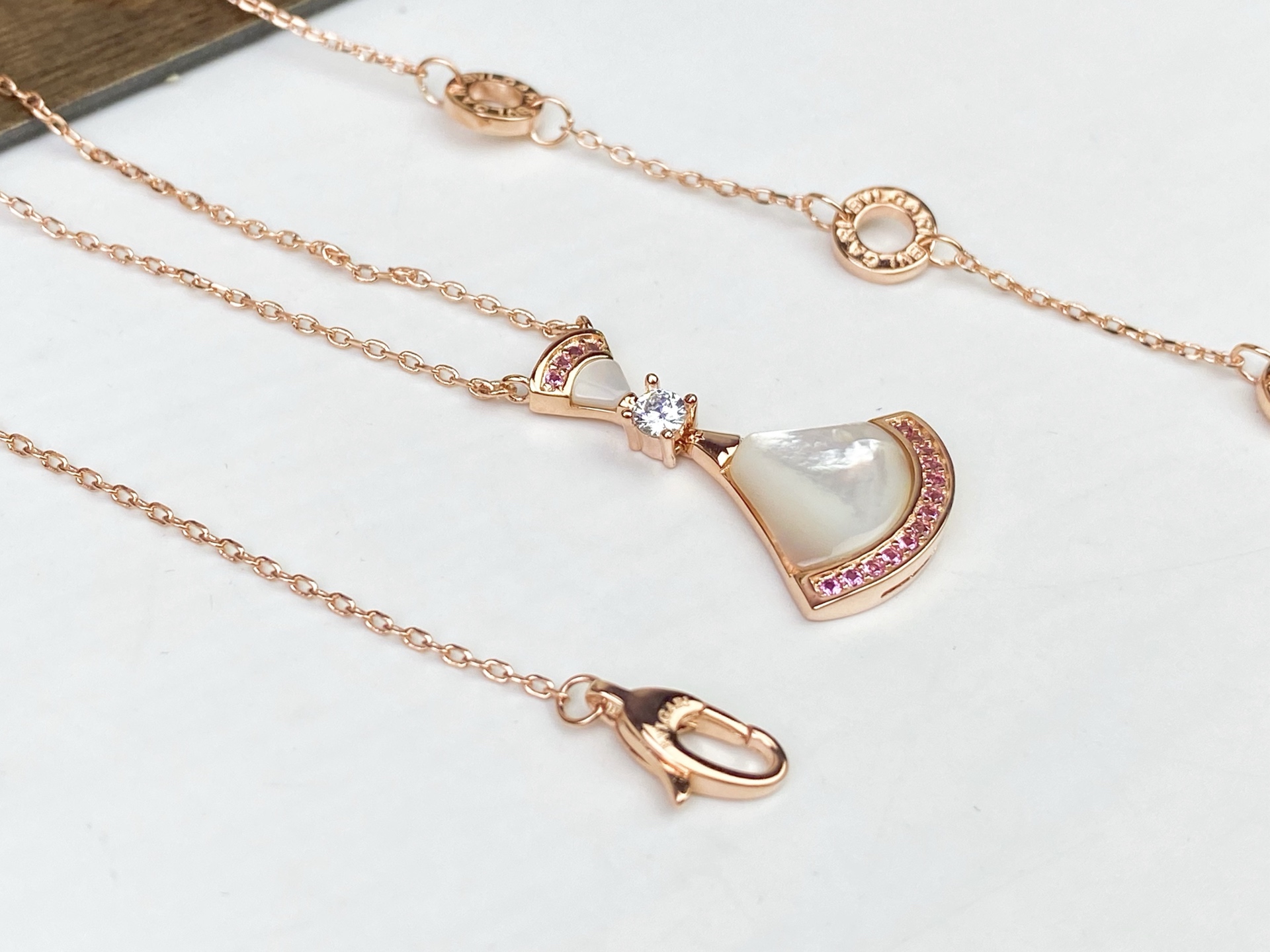 BVLGARI 宝格丽七夕节裙子项链。。粉钻白贝母小裙子项链到货[强][强]小女心爆棚人气旺盛🧡💚💜❤️