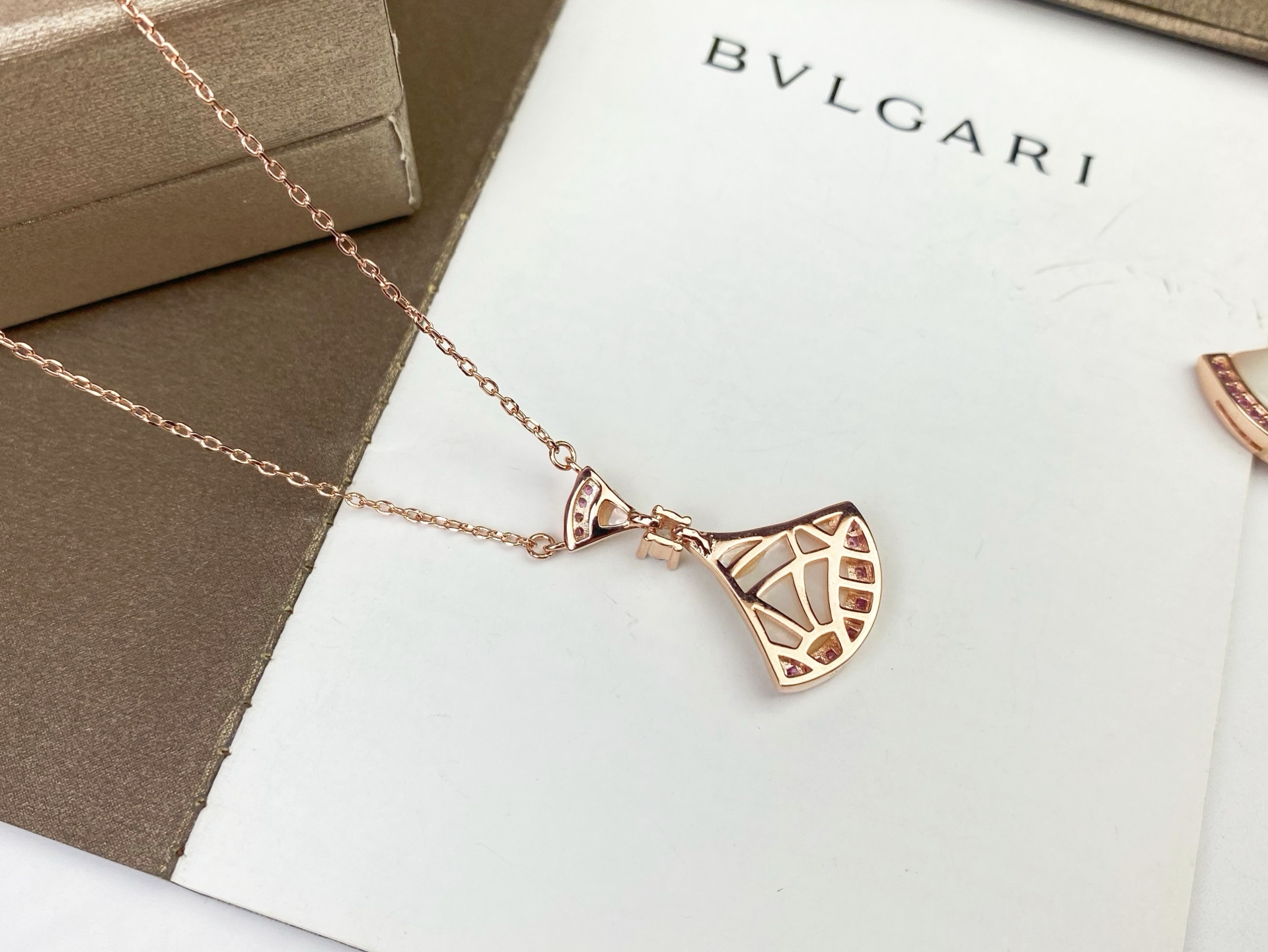 BVLGARI 宝格丽七夕节裙子项链。。粉钻白贝母小裙子项链到货[强][强]小女心爆棚人气旺盛🧡💚💜❤️
