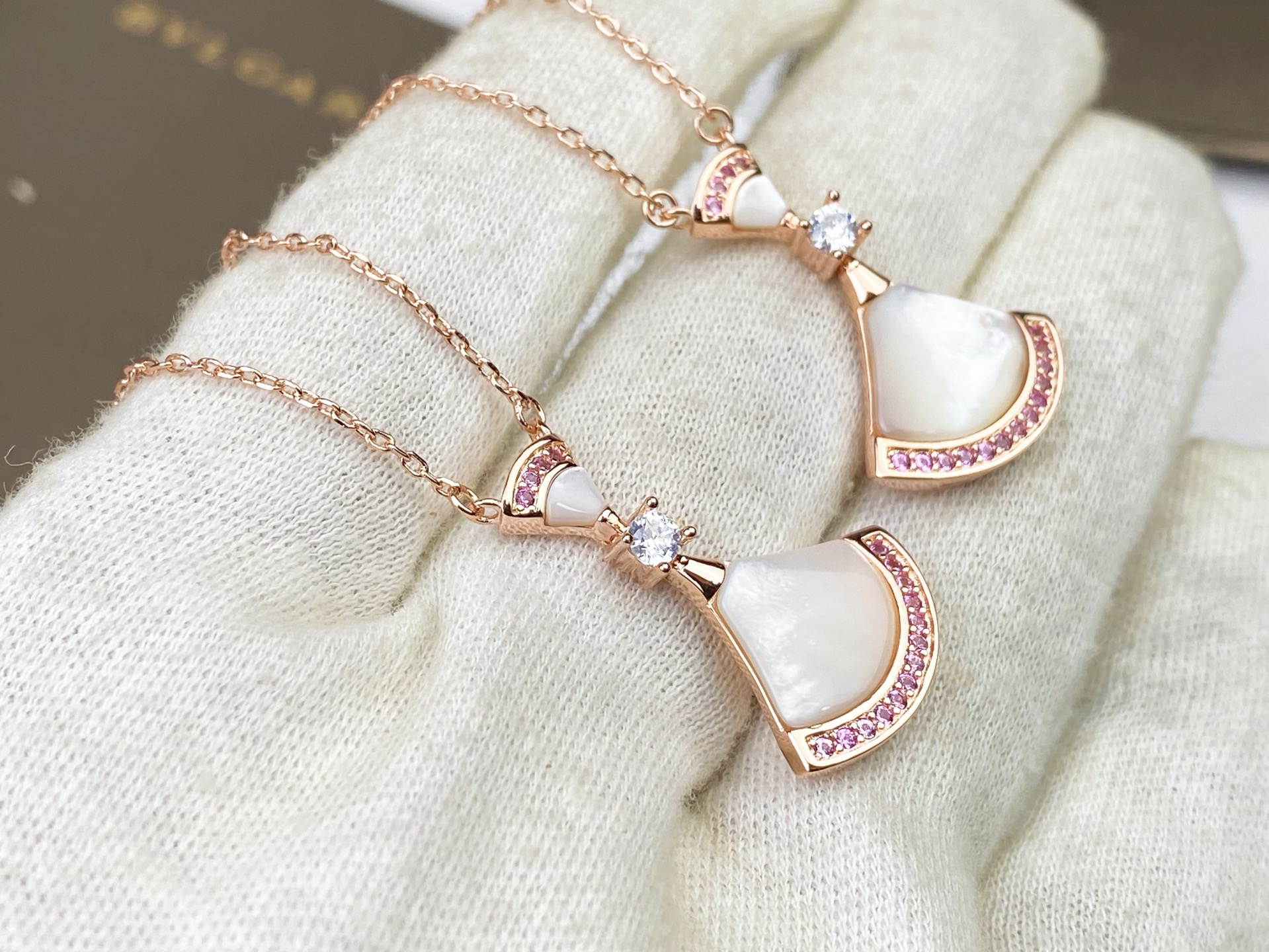 BVLGARI 宝格丽七夕节裙子项链。。粉钻白贝母小裙子项链到货[强][强]小女心爆棚人气旺盛🧡💚💜❤️