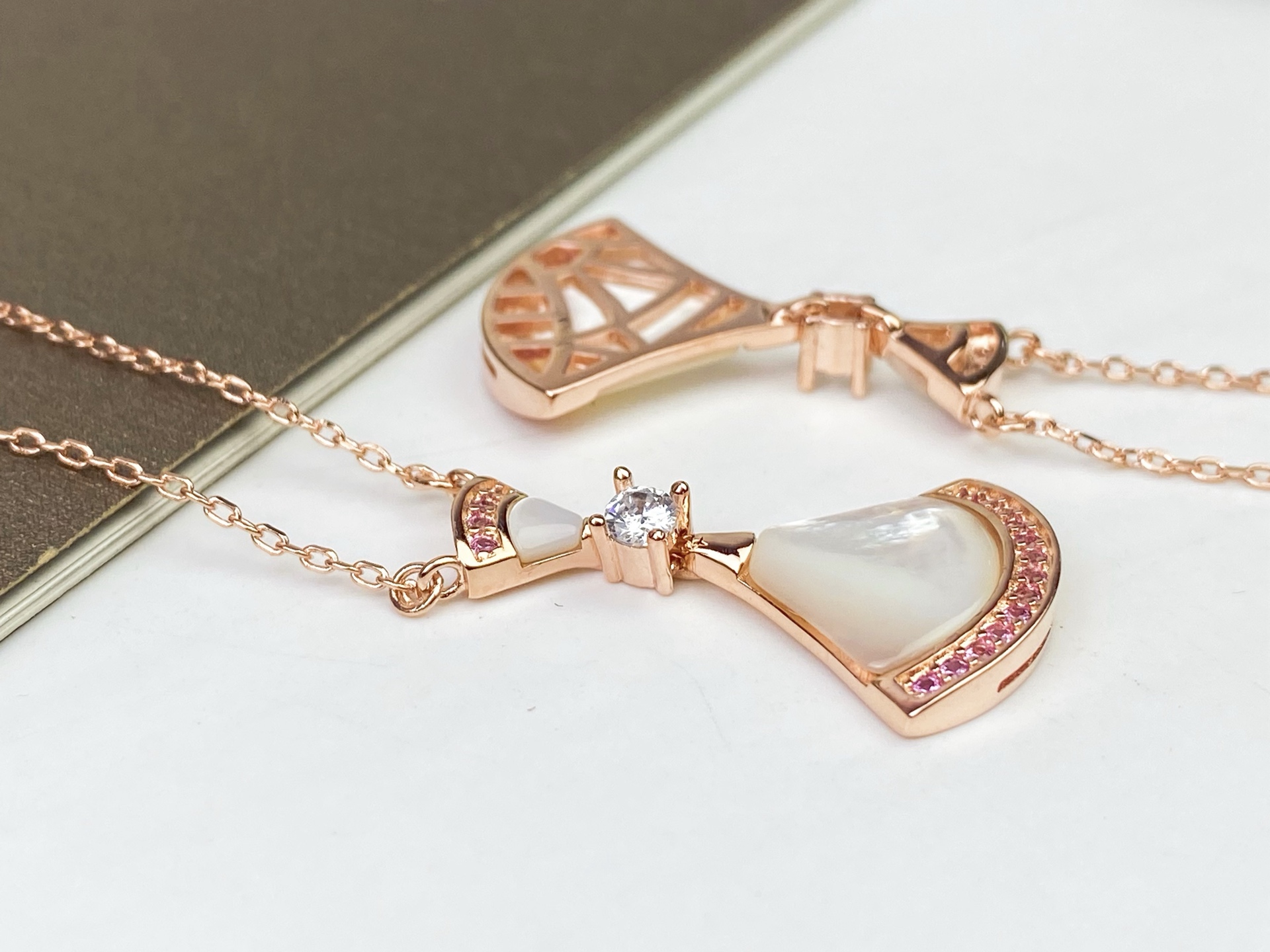 BVLGARI 宝格丽七夕节裙子项链。。粉钻白贝母小裙子项链到货[强][强]小女心爆棚人气旺盛🧡💚💜❤️