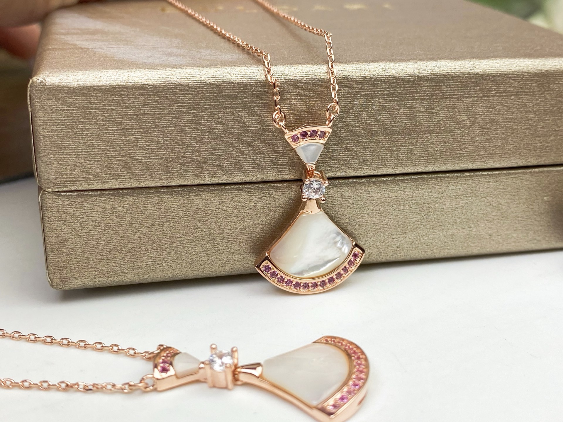 BVLGARI 宝格丽七夕节裙子项链。。粉钻白贝母小裙子项链到货[强][强]小女心爆棚人气旺盛🧡💚💜❤️
