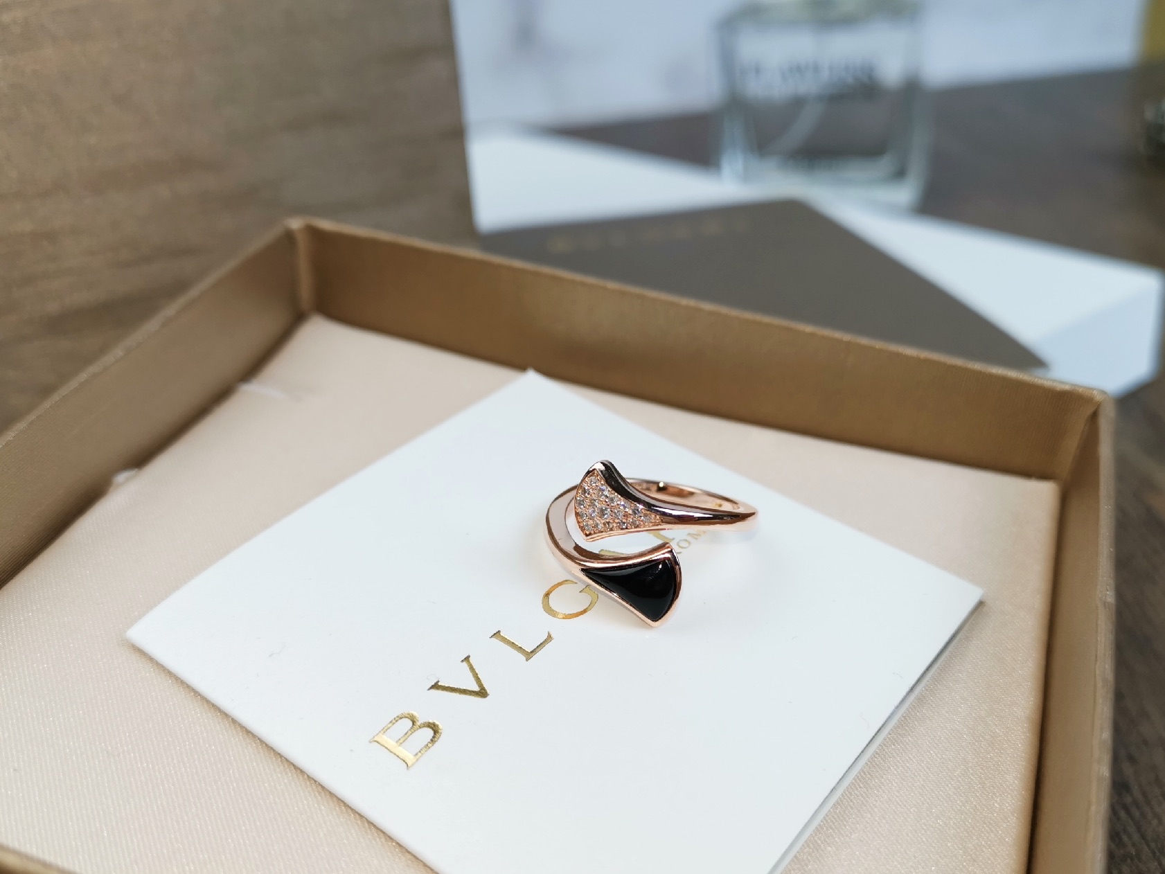 Bvlgari BVLGARI宝格丽错位间钻黑玛瑙白贝母扇形戒指