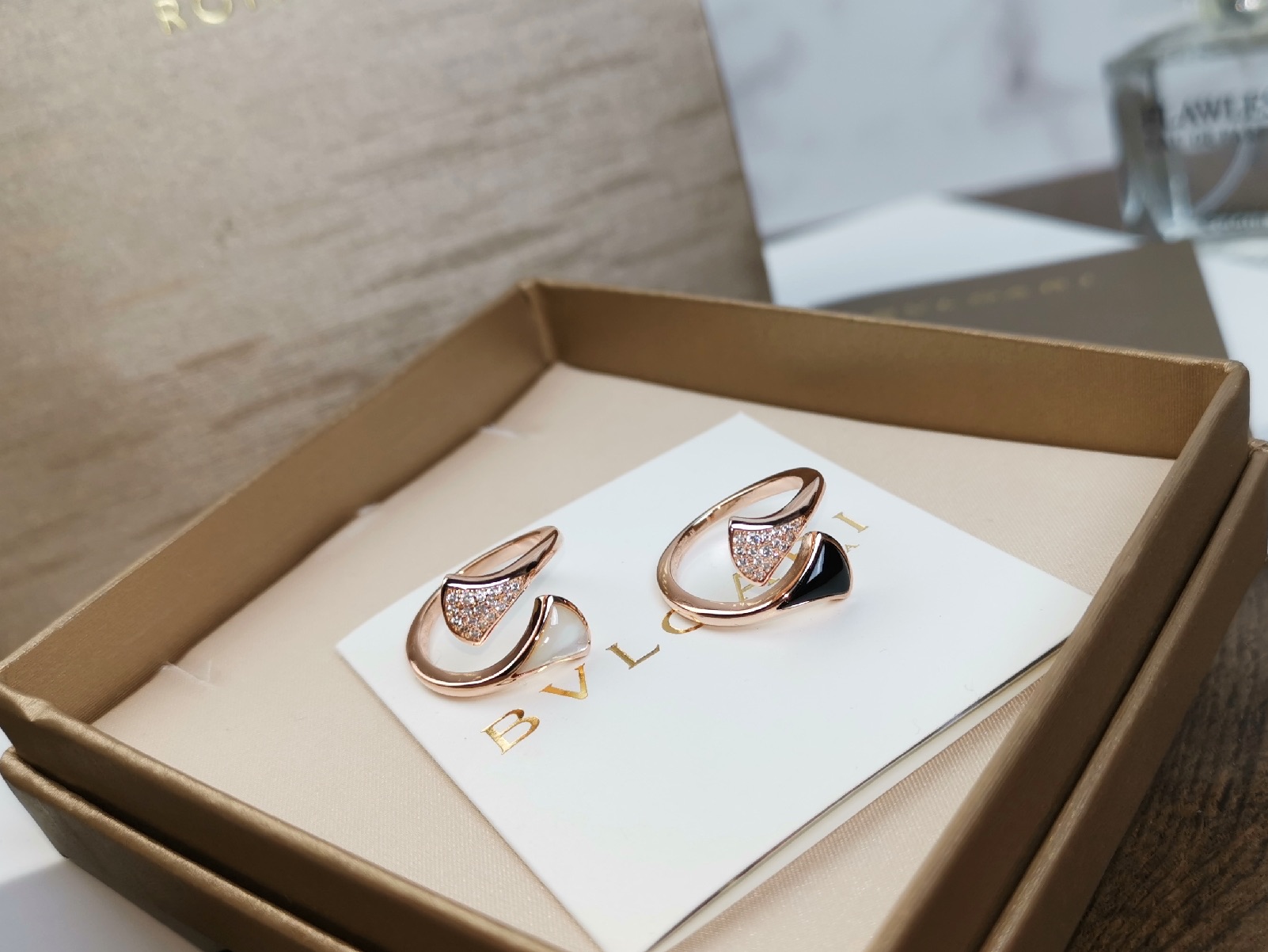 Bvlgari BVLGARI宝格丽错位间钻黑玛瑙白贝母扇形戒指