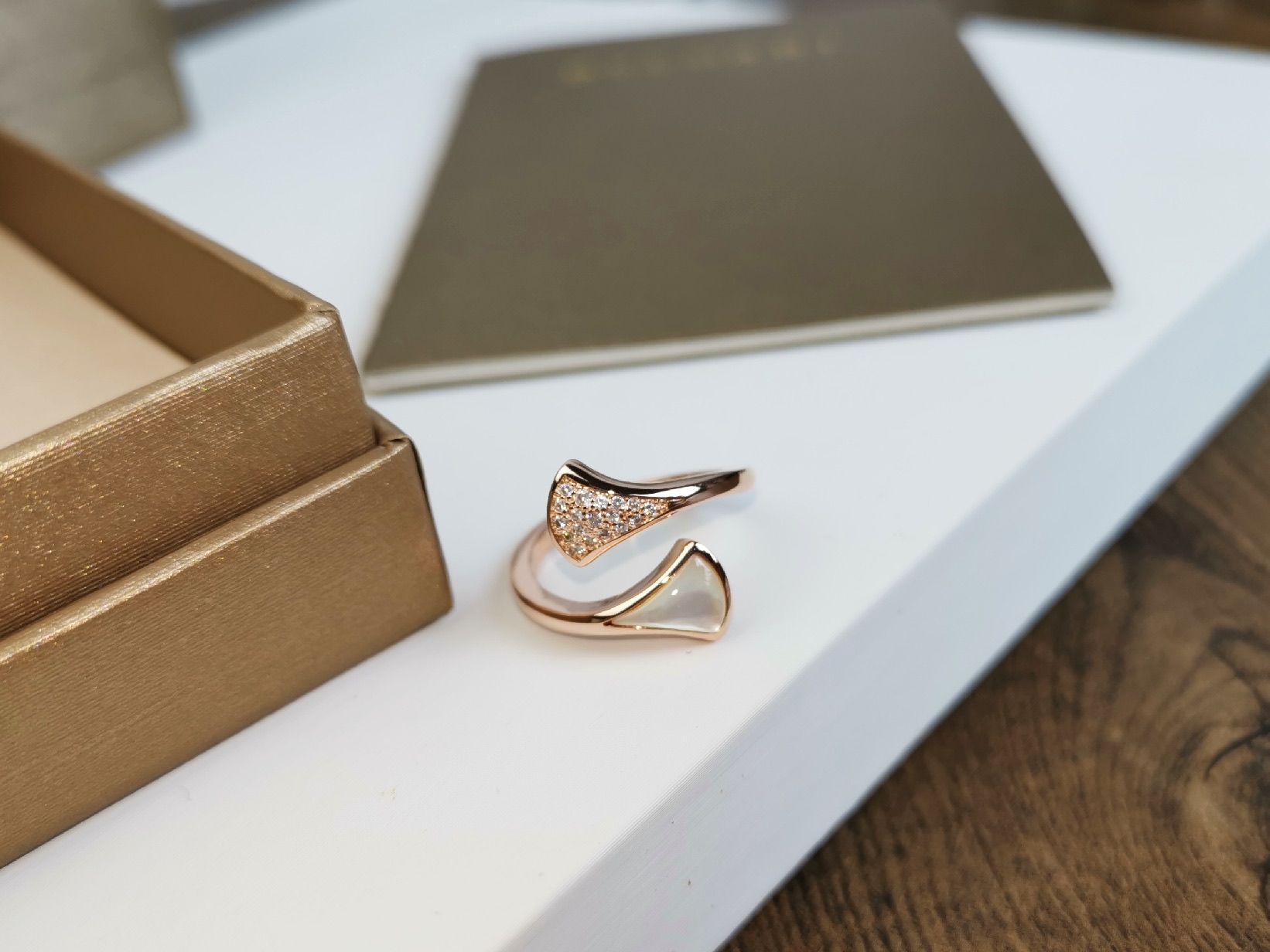 Bvlgari BVLGARI宝格丽错位间钻黑玛瑙白贝母扇形戒指