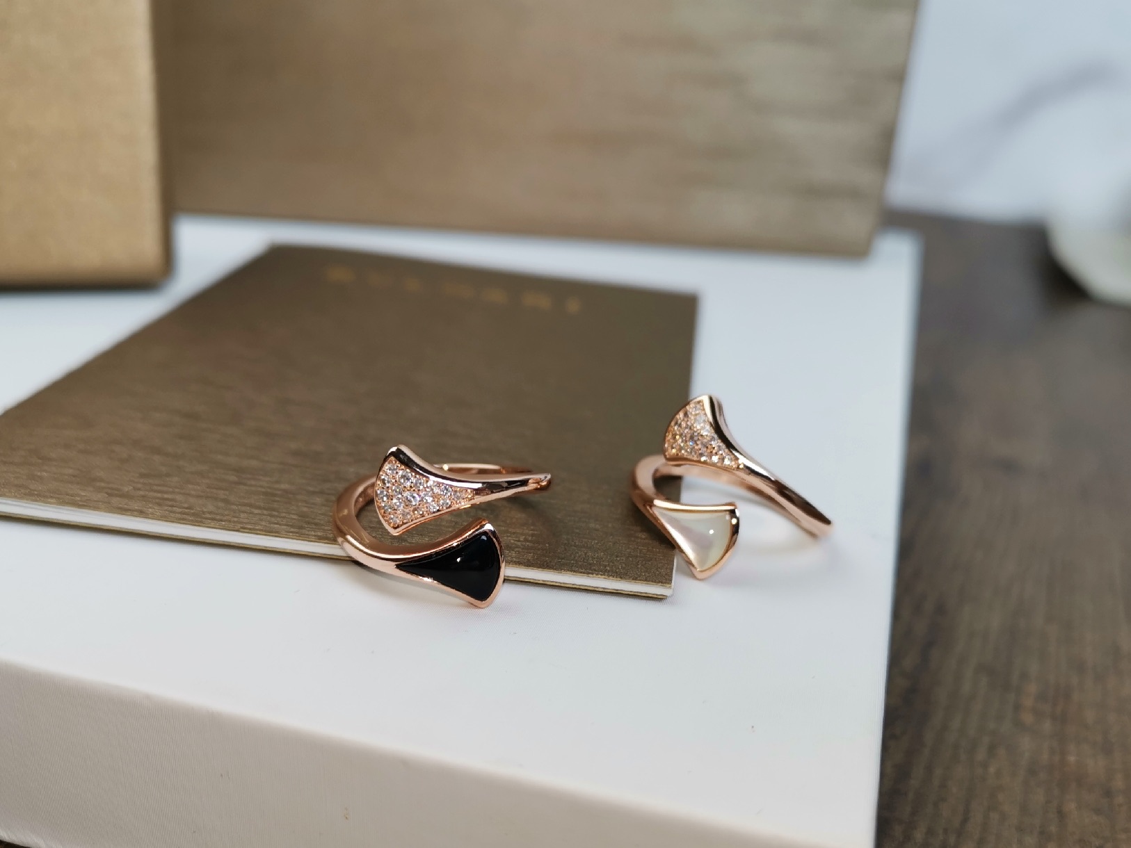 Bvlgari BVLGARI宝格丽错位间钻黑玛瑙白贝母扇形戒指