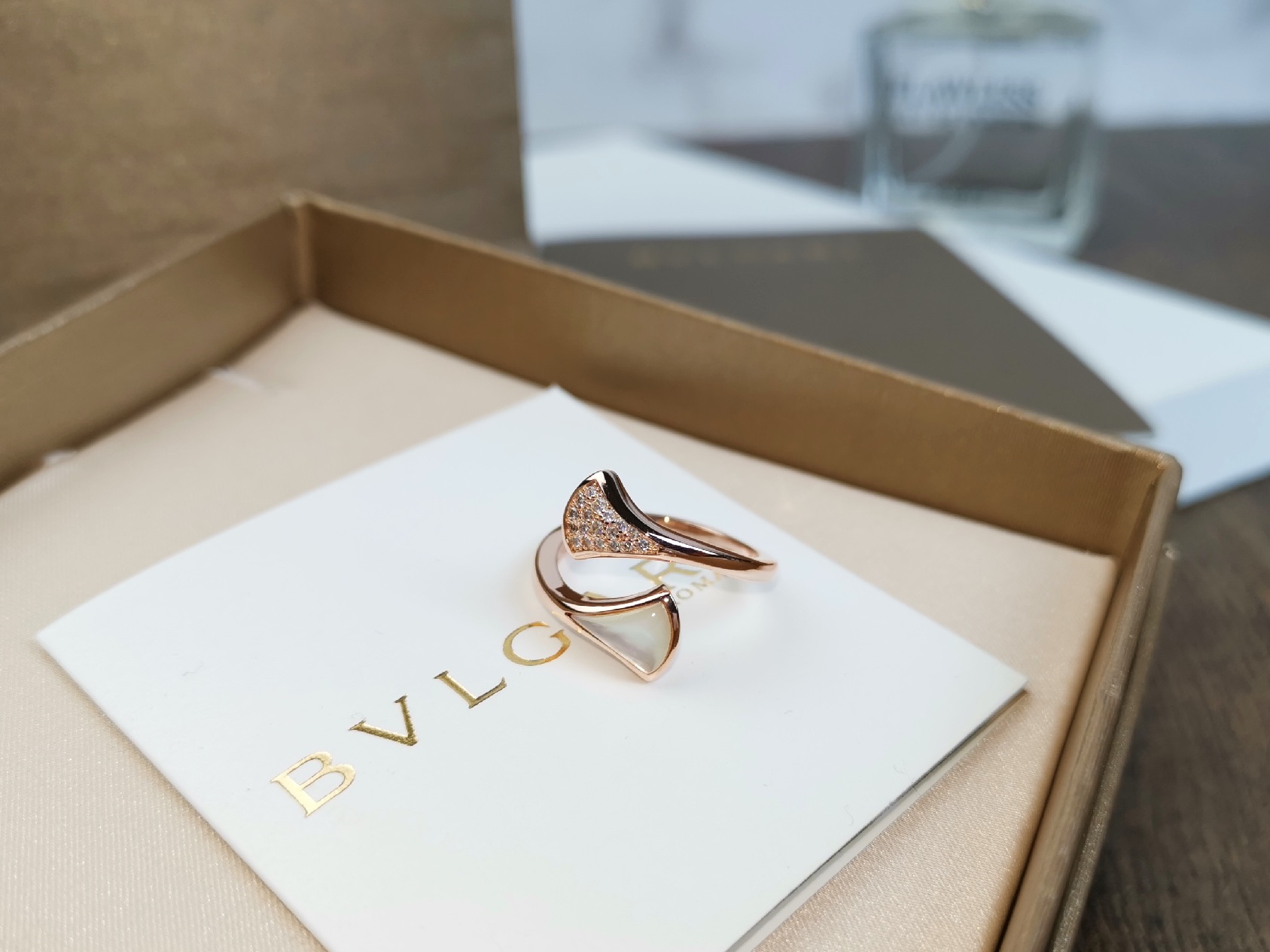Bvlgari BVLGARI宝格丽错位间钻黑玛瑙白贝母扇形戒指