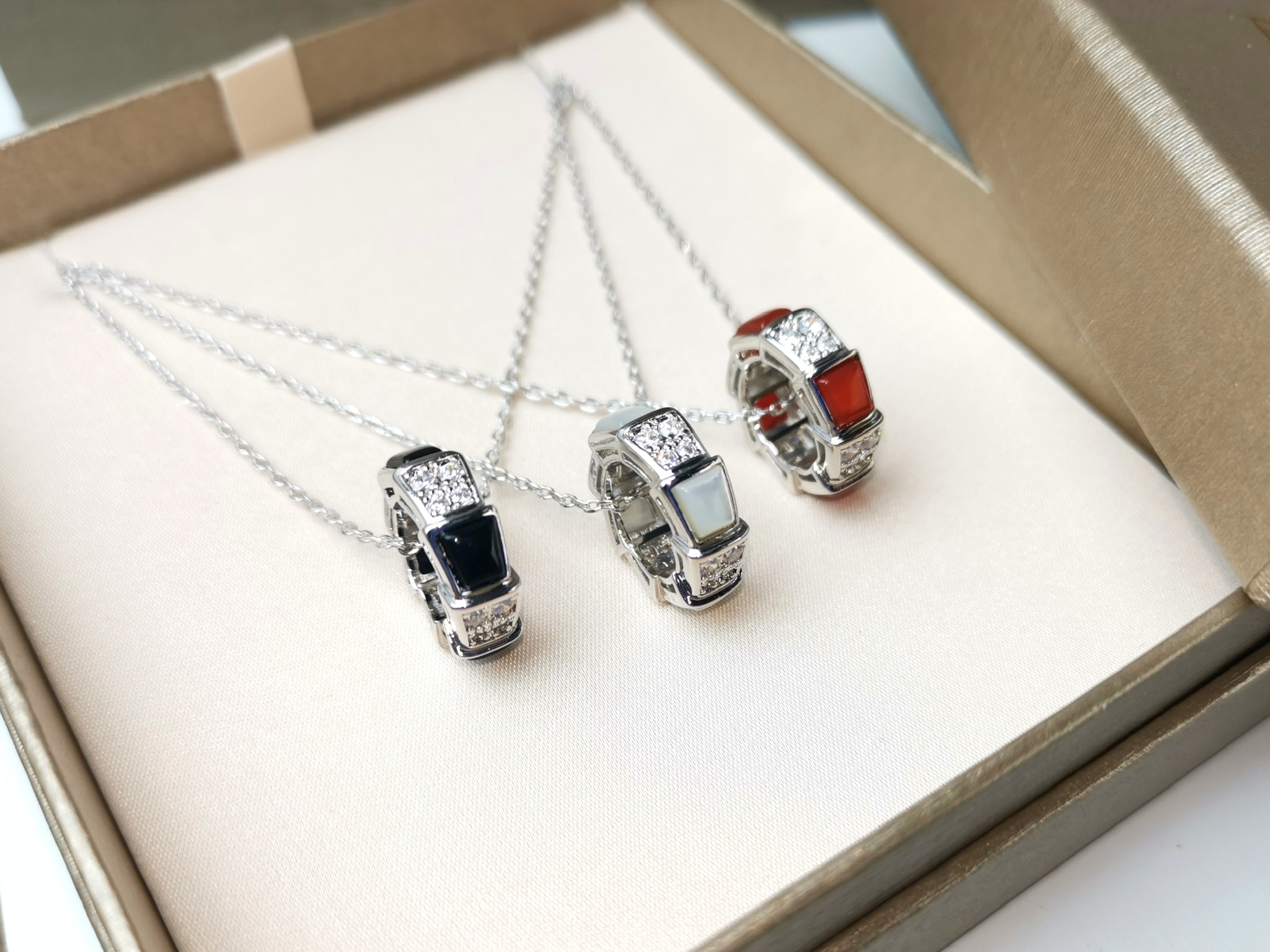 Bvlgari 宝格丽BVLGARI 黑玛瑙 红玛瑙