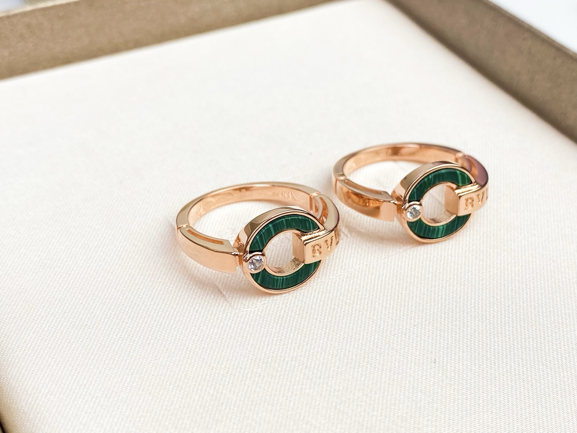 Bvlgari BVLGARI 宝格丽罗马系列 圆盘 孔雀绿字母戒指 独家首发 高端纯‮工手‬镶嵌