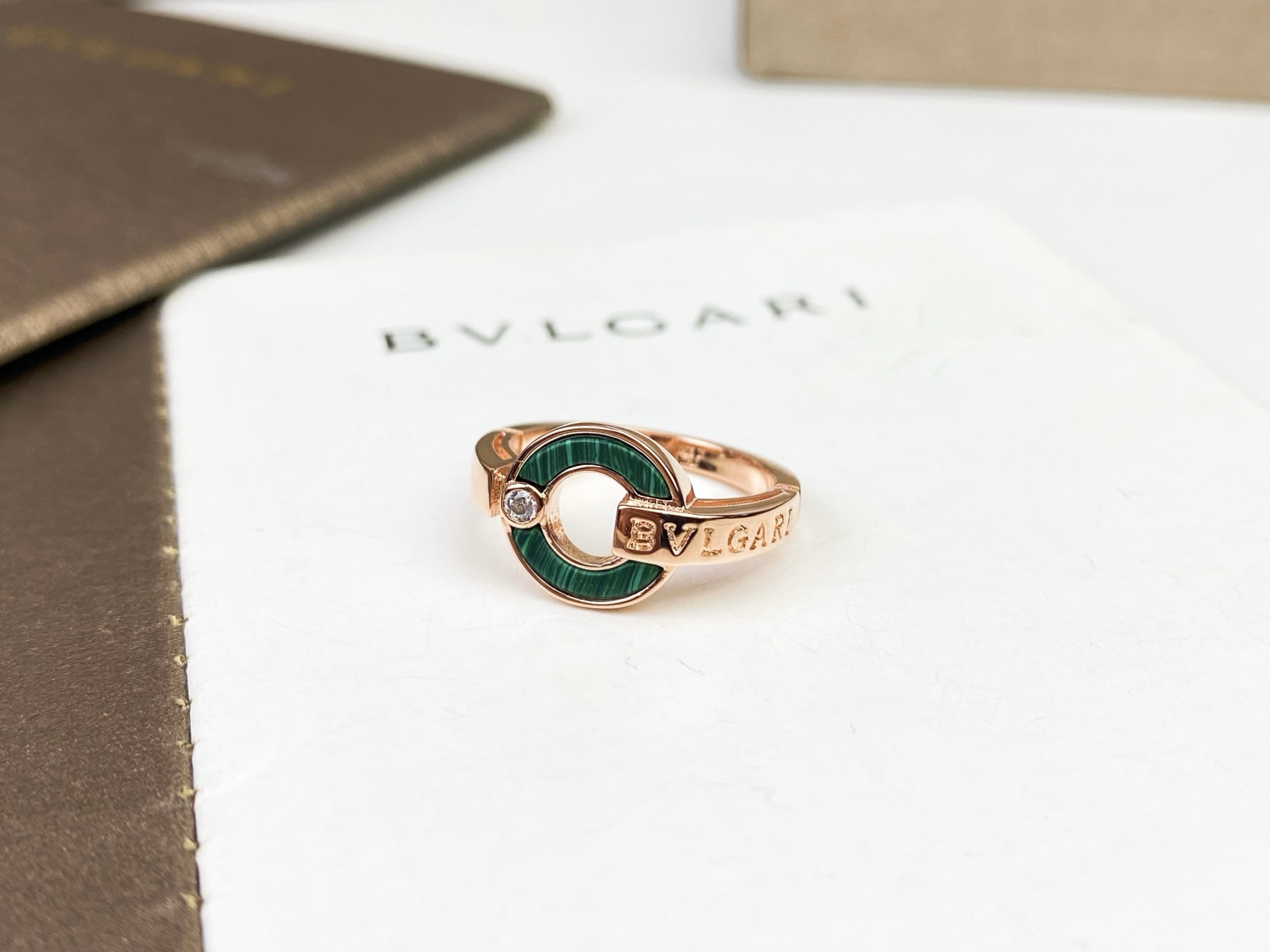 Bvlgari BVLGARI 宝格丽罗马系列 圆盘 孔雀绿字母戒指 独家首发 高端纯‮工手‬镶嵌