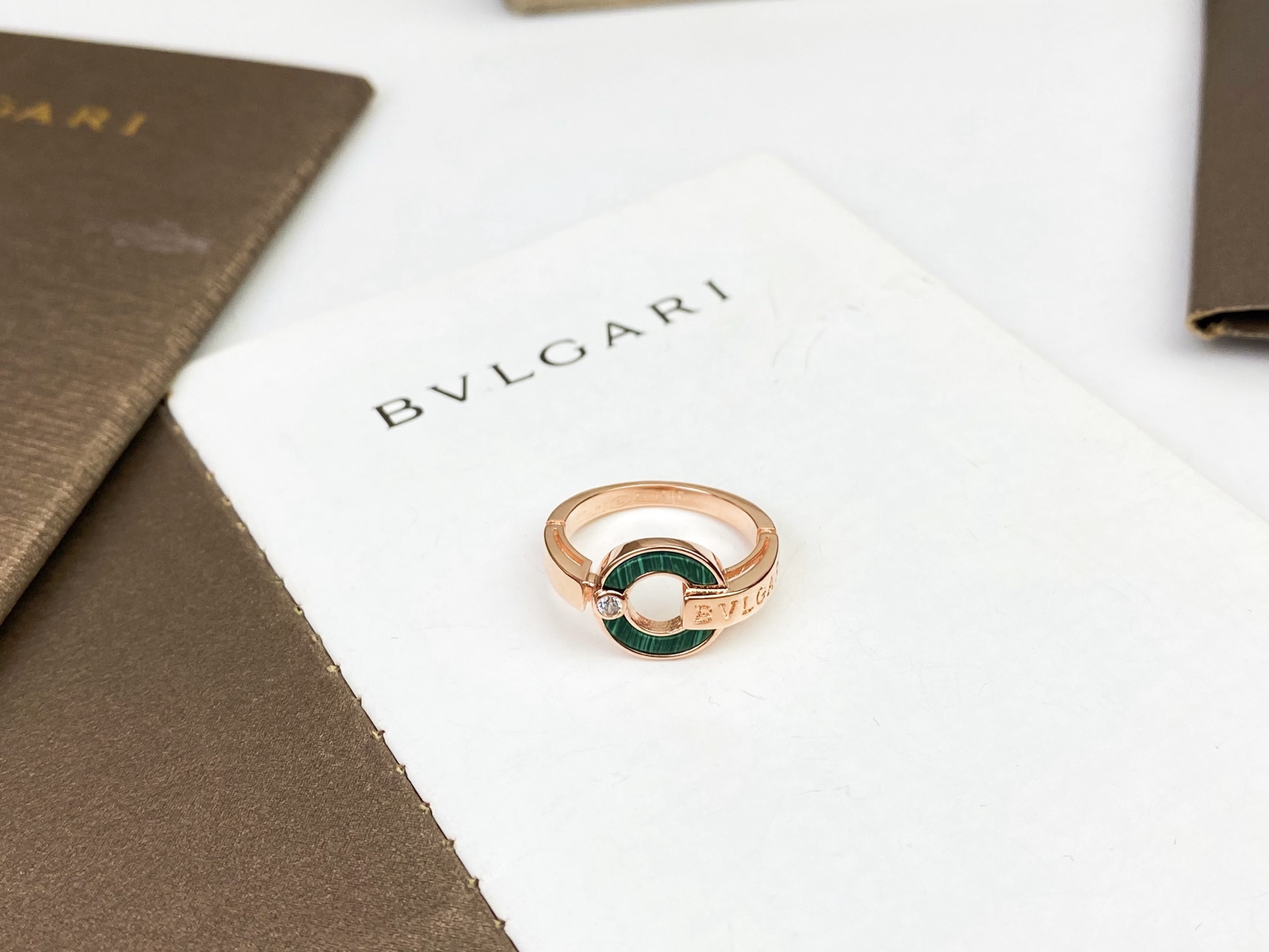 Bvlgari BVLGARI 宝格丽罗马系列 圆盘 孔雀绿字母戒指 独家首发 高端纯‮工手‬镶嵌
