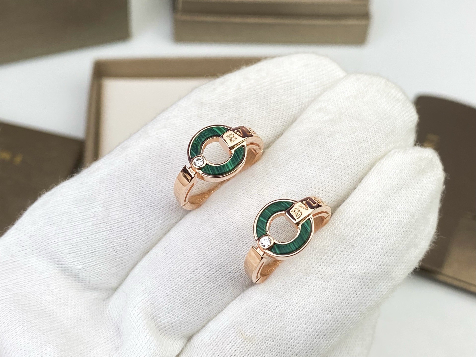 Bvlgari BVLGARI 宝格丽罗马系列 圆盘 孔雀绿字母戒指 独家首发 高端纯‮工手‬镶嵌