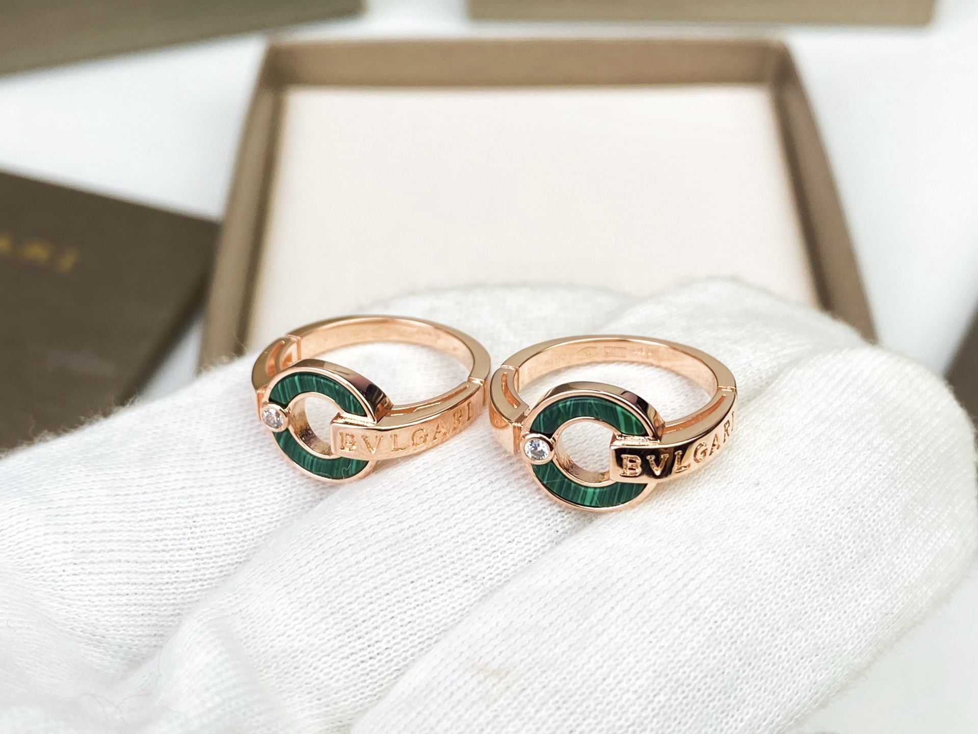 Bvlgari BVLGARI 宝格丽罗马系列 圆盘 孔雀绿字母戒指 独家首发 高端纯‮工手‬镶嵌
