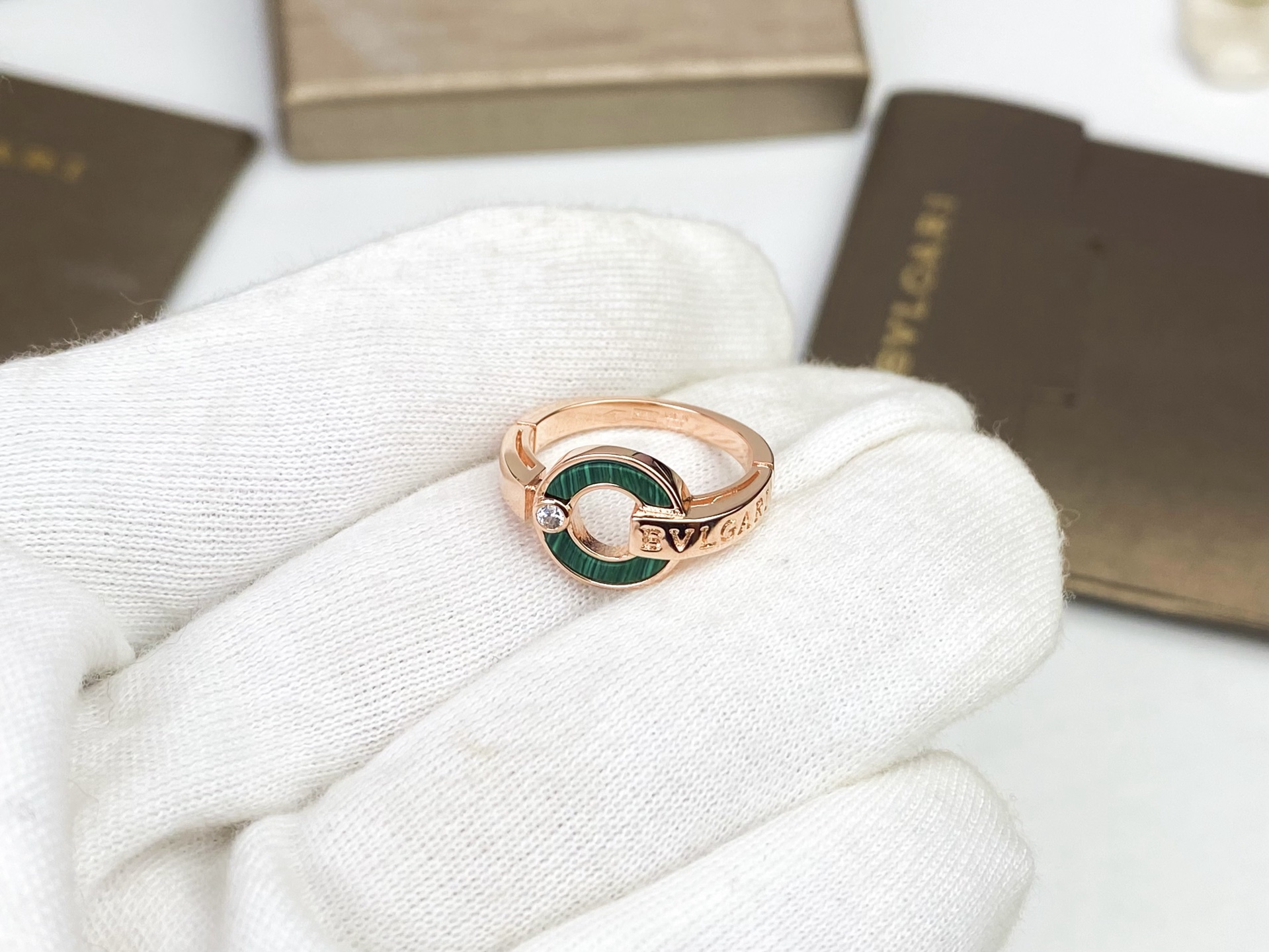 Bvlgari BVLGARI 宝格丽罗马系列 圆盘 孔雀绿字母戒指 独家首发 高端纯‮工手‬镶嵌