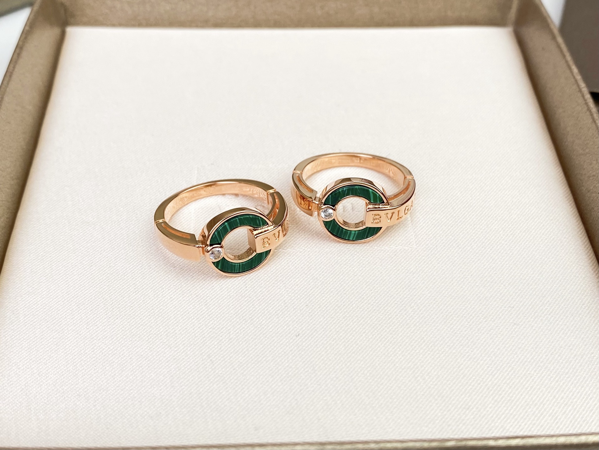 Bvlgari BVLGARI 宝格丽罗马系列 圆盘 孔雀绿字母戒指 独家首发 高端纯‮工手‬镶嵌