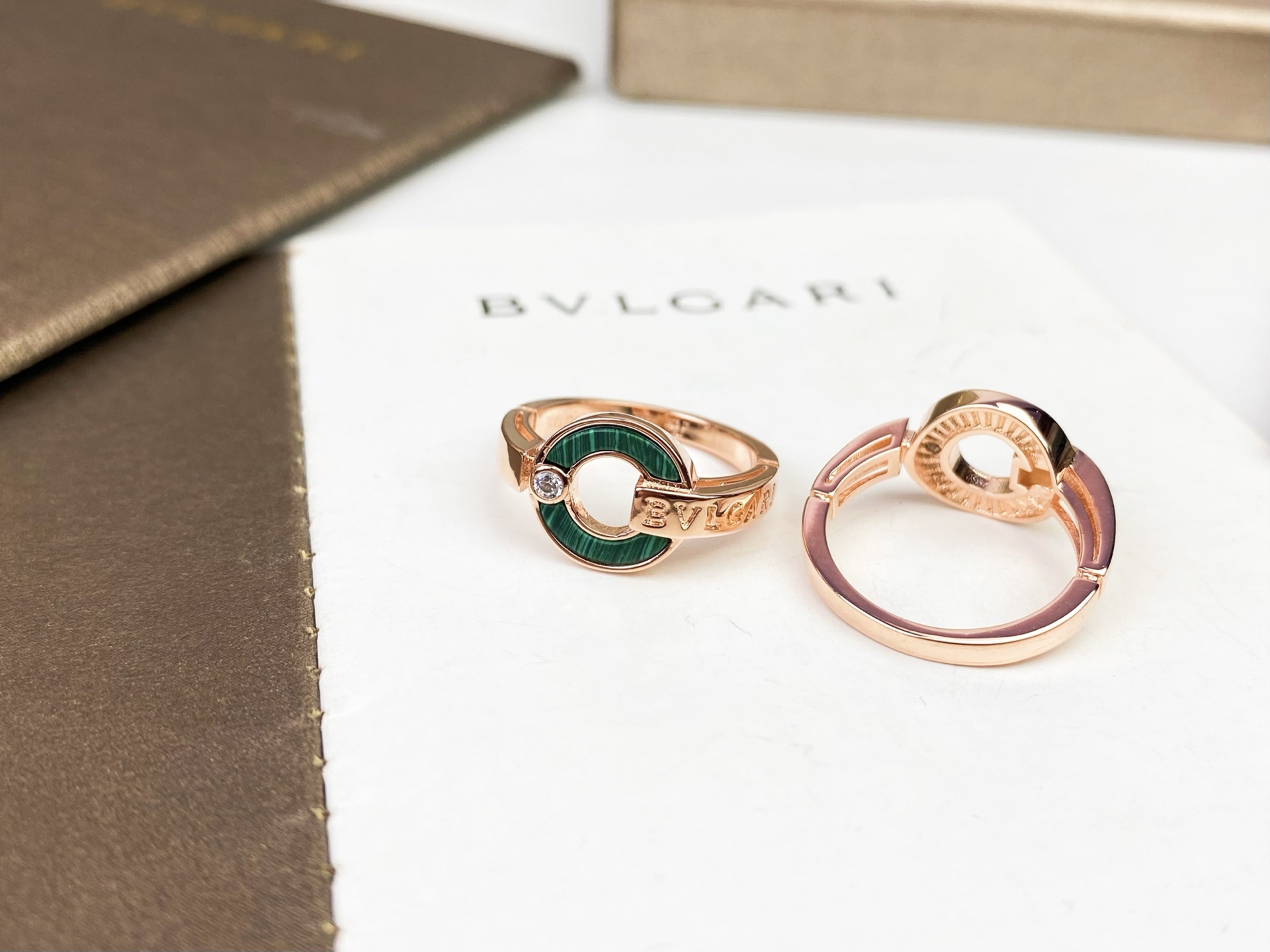 Bvlgari BVLGARI 宝格丽罗马系列 圆盘 孔雀绿字母戒指 独家首发 高端纯‮工手‬镶嵌