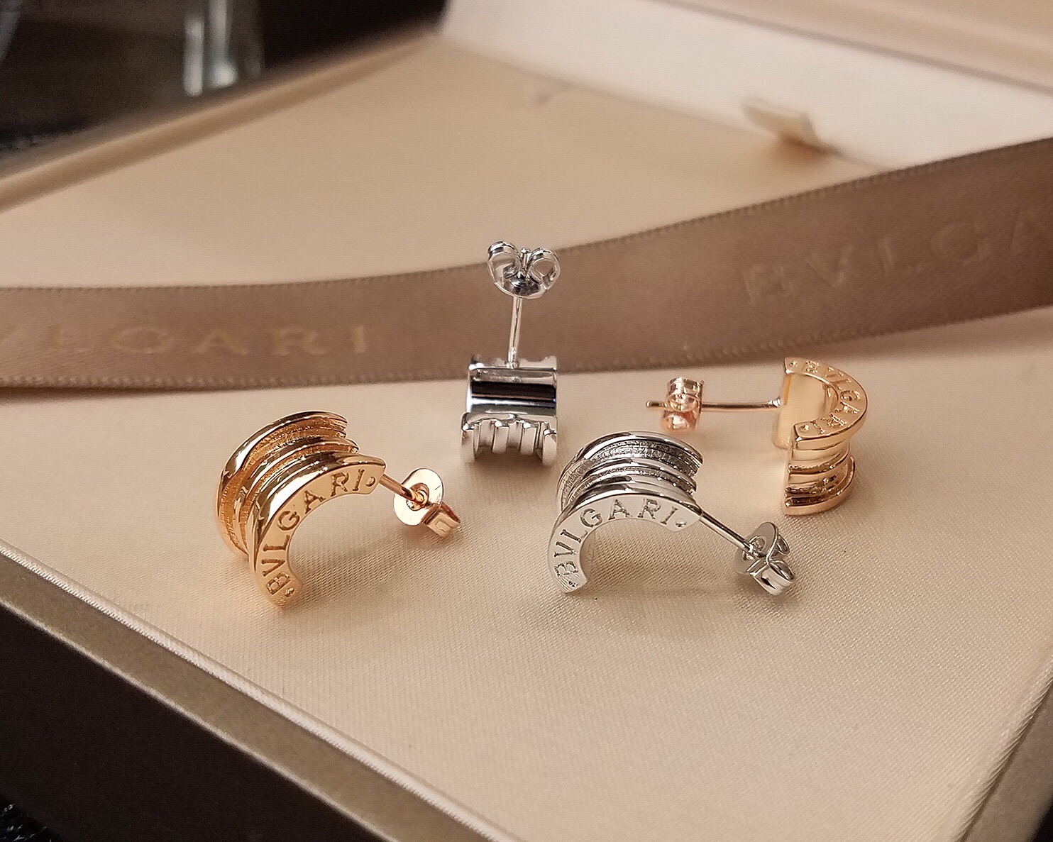 Bvlgari BVLGARI宝格丽B ZERO1系列弹簧项链同款弹簧耳钉