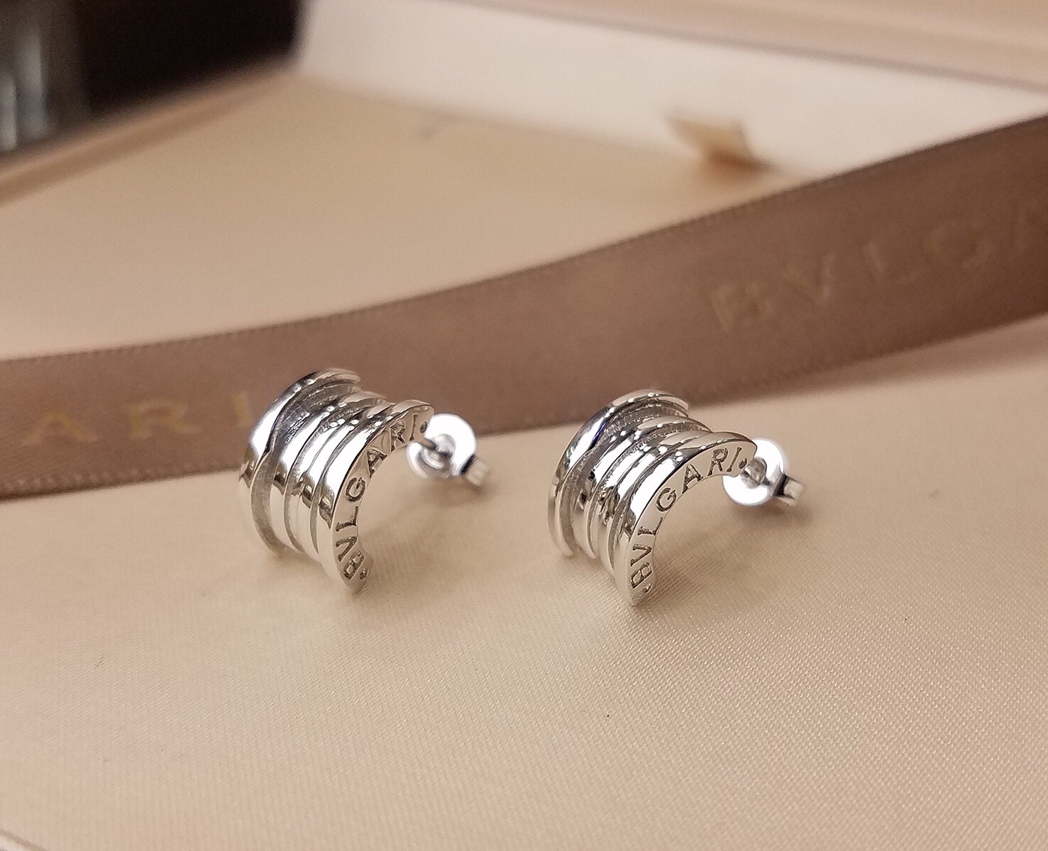 Bvlgari BVLGARI宝格丽B ZERO1系列弹簧项链同款弹簧耳钉
