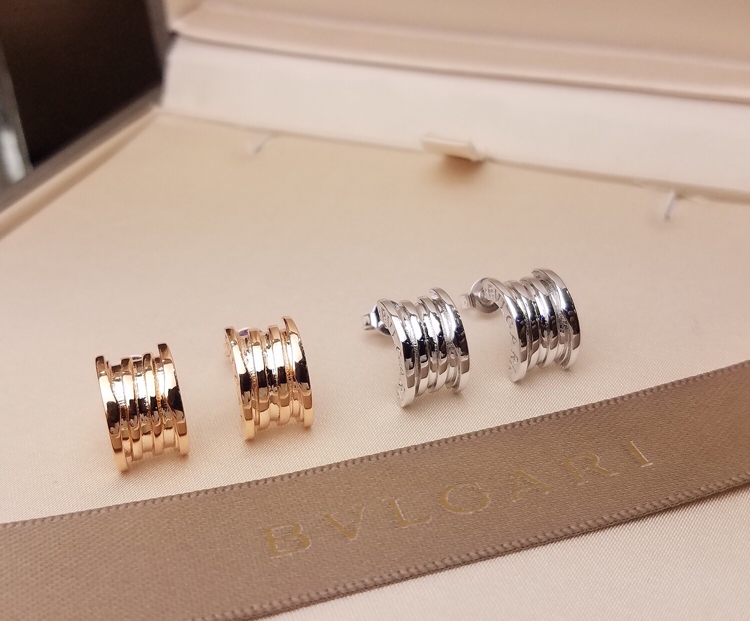 Bvlgari BVLGARI宝格丽B ZERO1系列弹簧项链同款弹簧耳钉