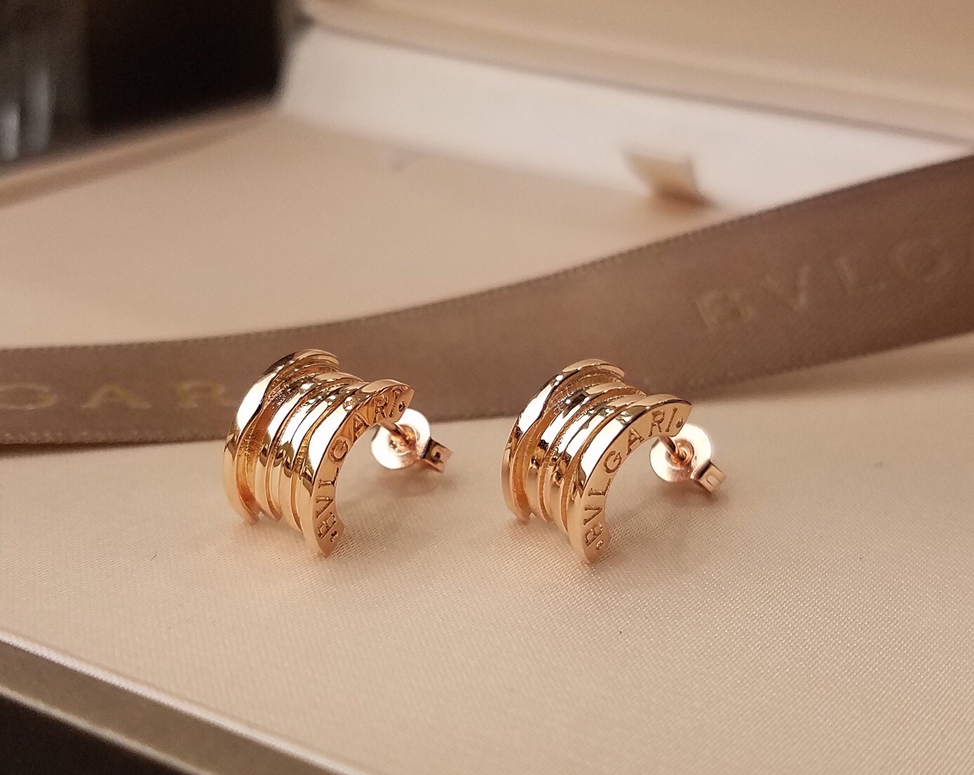 Bvlgari BVLGARI宝格丽B ZERO1系列弹簧项链同款弹簧耳钉