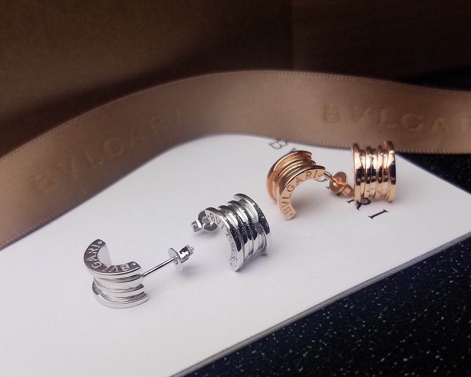 Bvlgari BVLGARI宝格丽B ZERO1系列弹簧项链同款弹簧耳钉