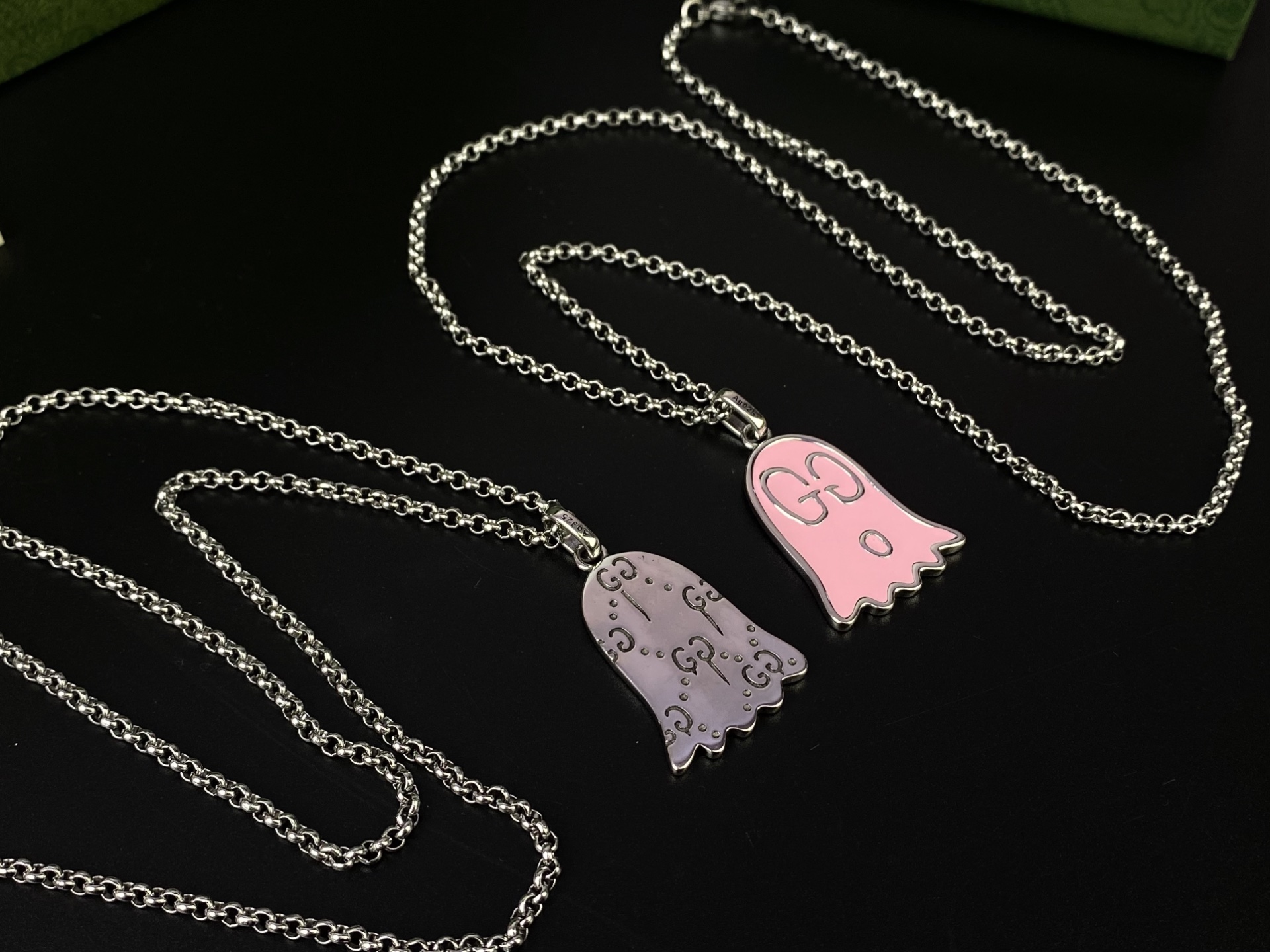 Gucci古驰 [色][色] GucciGhost粉色珐琅幽灵图案项链 卡通鬼魂吊坠🎉将独特的艺术图案融