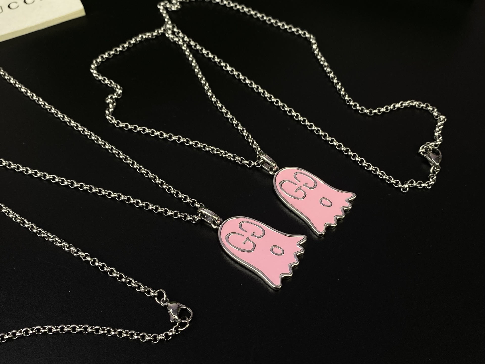 Gucci古驰 [色][色] GucciGhost粉色珐琅幽灵图案项链 卡通鬼魂吊坠🎉将独特的艺术图案融