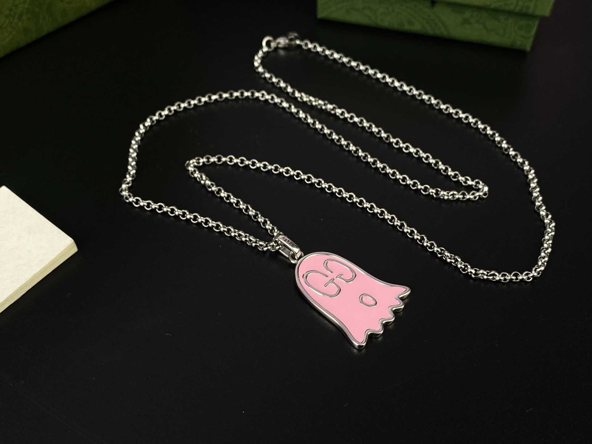 Gucci古驰 [色][色] GucciGhost粉色珐琅幽灵图案项链 卡通鬼魂吊坠🎉将独特的艺术图案融