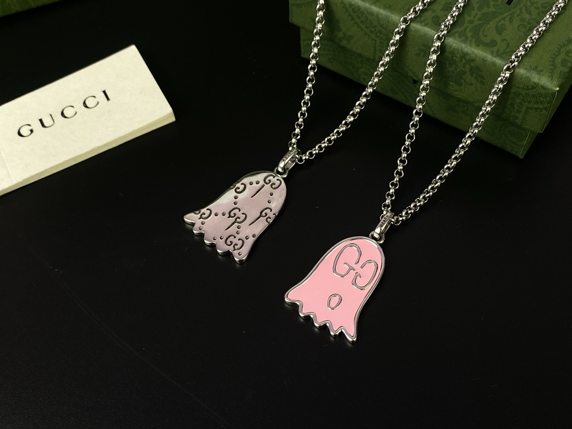 Gucci古驰 [色][色] GucciGhost粉色珐琅幽灵图案项链 卡通鬼魂吊坠🎉将独特的艺术图案融
