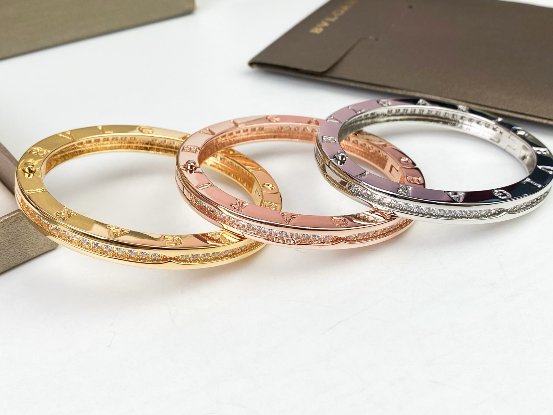 ✨ BVLGARI 宝格丽单排一圈钻手镯😱升级原版扣头，再也不怕扣头松动😱高端定制 亚金电镀18k厚金 