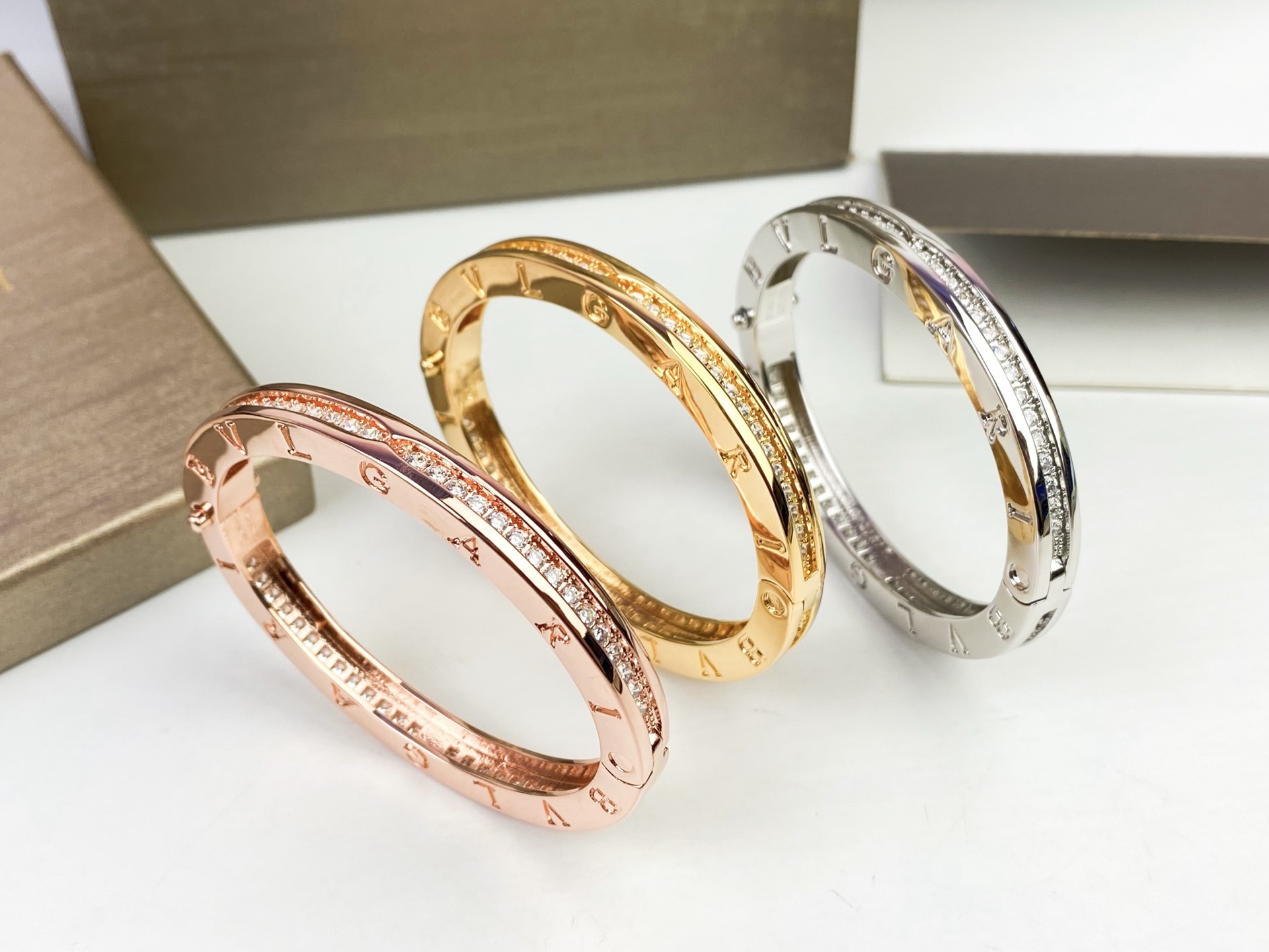 ✨ BVLGARI 宝格丽单排一圈钻手镯😱升级原版扣头，再也不怕扣头松动😱高端定制 亚金电镀18k厚金 