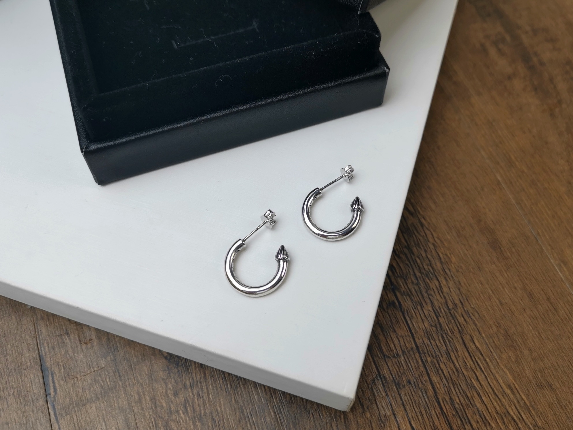 Chrome Hearts Chrome He@rts 克罗心简约半圆箭头耳环