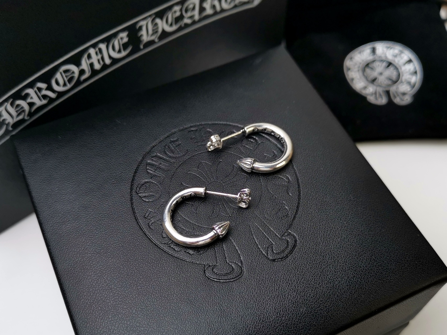 Chrome Hearts Chrome He@rts 克罗心简约半圆箭头耳环