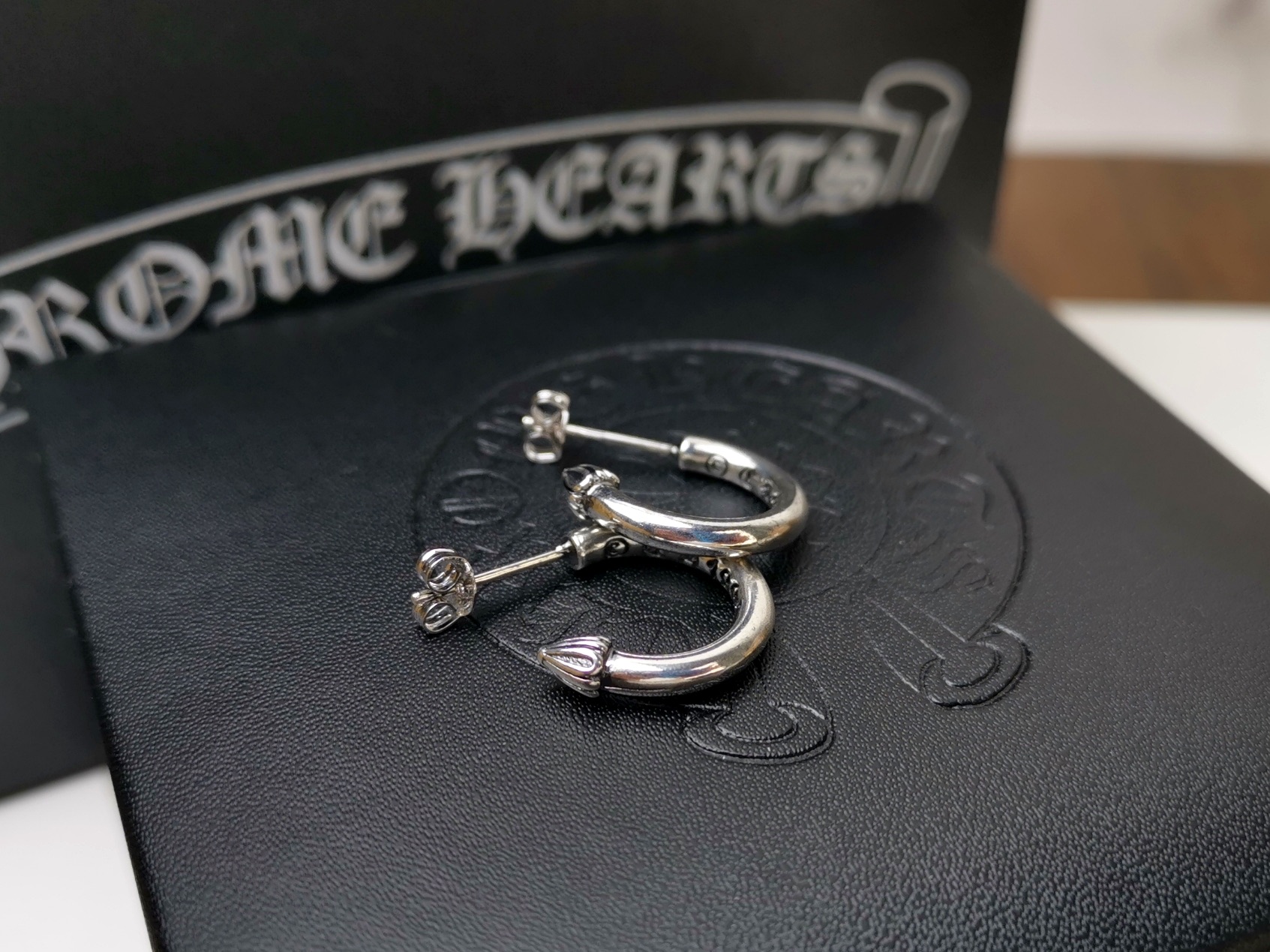 Chrome Hearts Chrome He@rts 克罗心简约半圆箭头耳环