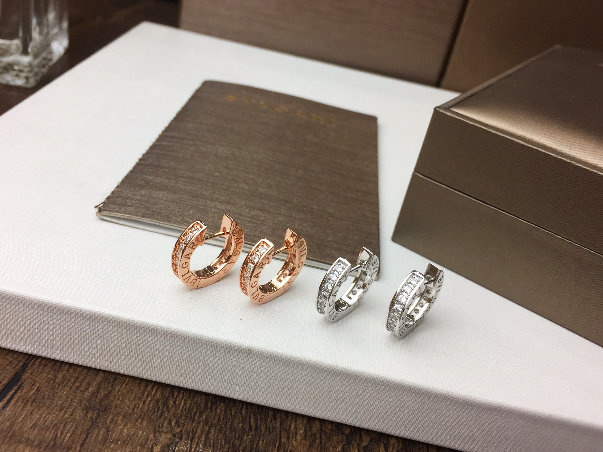 Bvlgari BVLGARI 宝格丽 单排钻 耳环 耳圈 推荐款 精选亚金材质电镀厚金 ，玫瑰金 白金 两色 大方