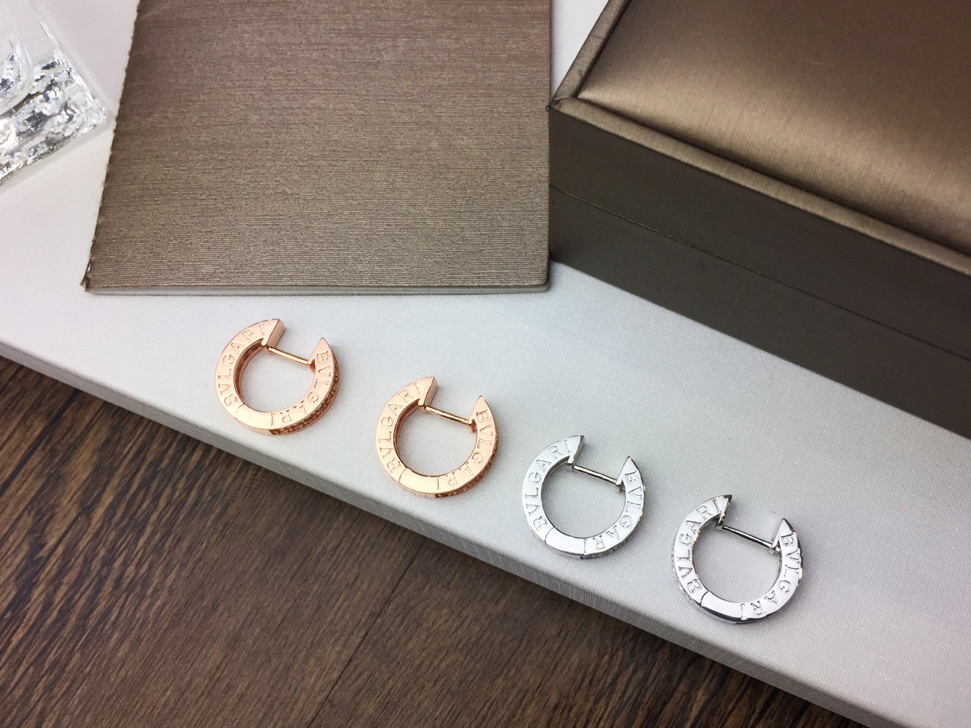 Bvlgari BVLGARI 宝格丽 单排钻 耳环 耳圈 推荐款 精选亚金材质电镀厚金 ，玫瑰金 白金 两色 大方