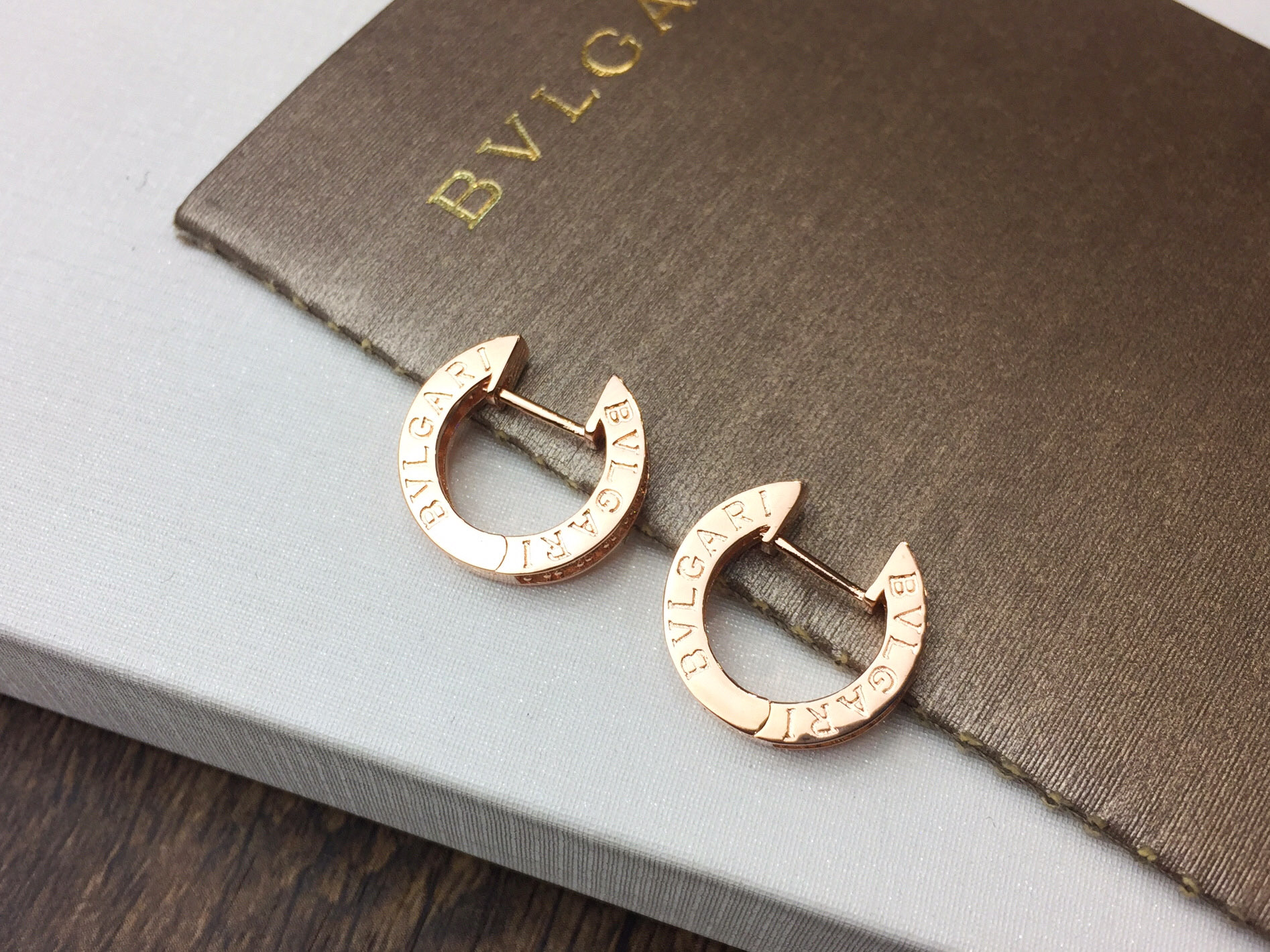 Bvlgari BVLGARI 宝格丽 单排钻 耳环 耳圈 推荐款 精选亚金材质电镀厚金 ，玫瑰金 白金 两色 大方