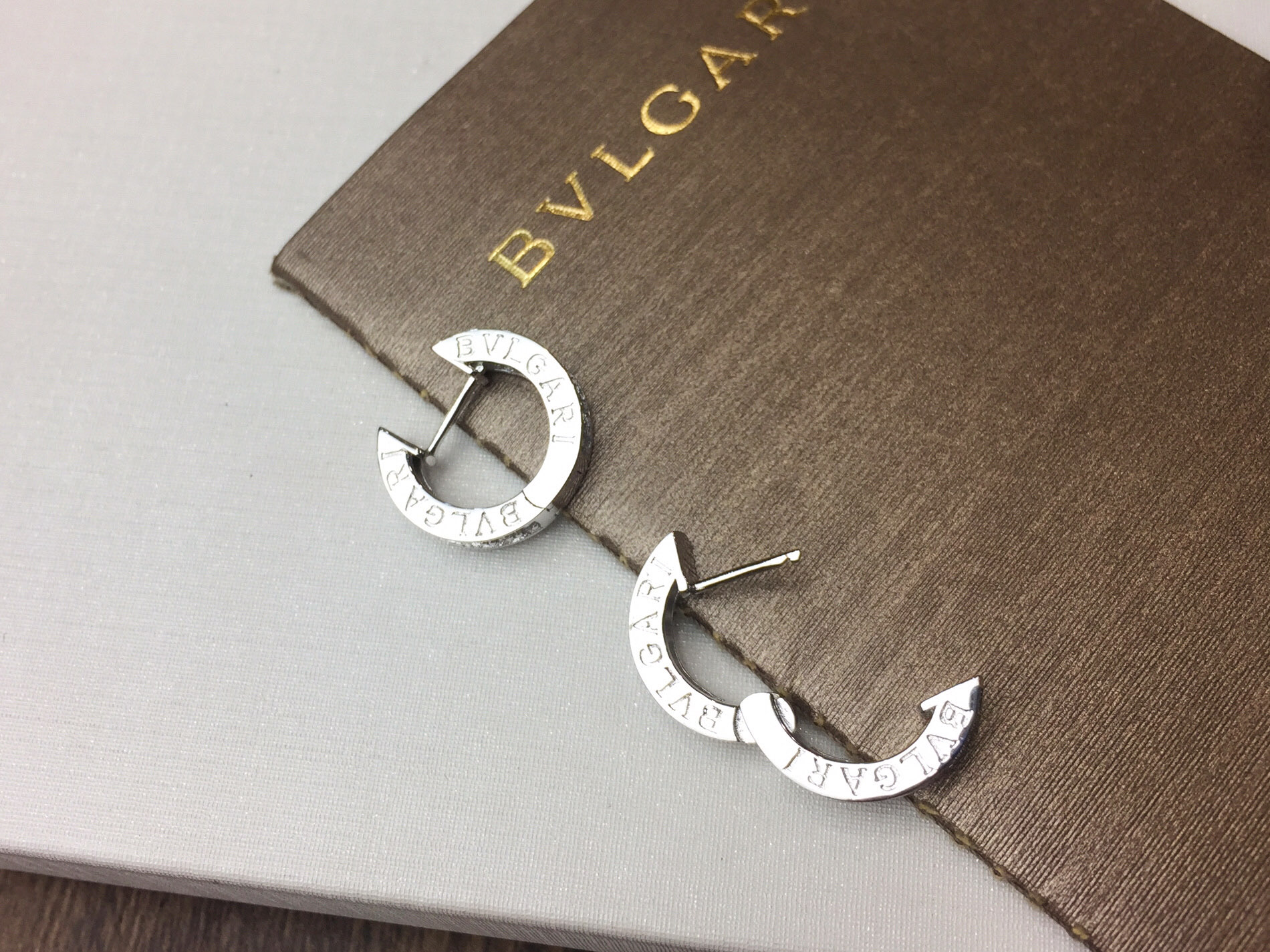 Bvlgari BVLGARI 宝格丽 单排钻 耳环 耳圈 推荐款 精选亚金材质电镀厚金 ，玫瑰金 白金 两色 大方